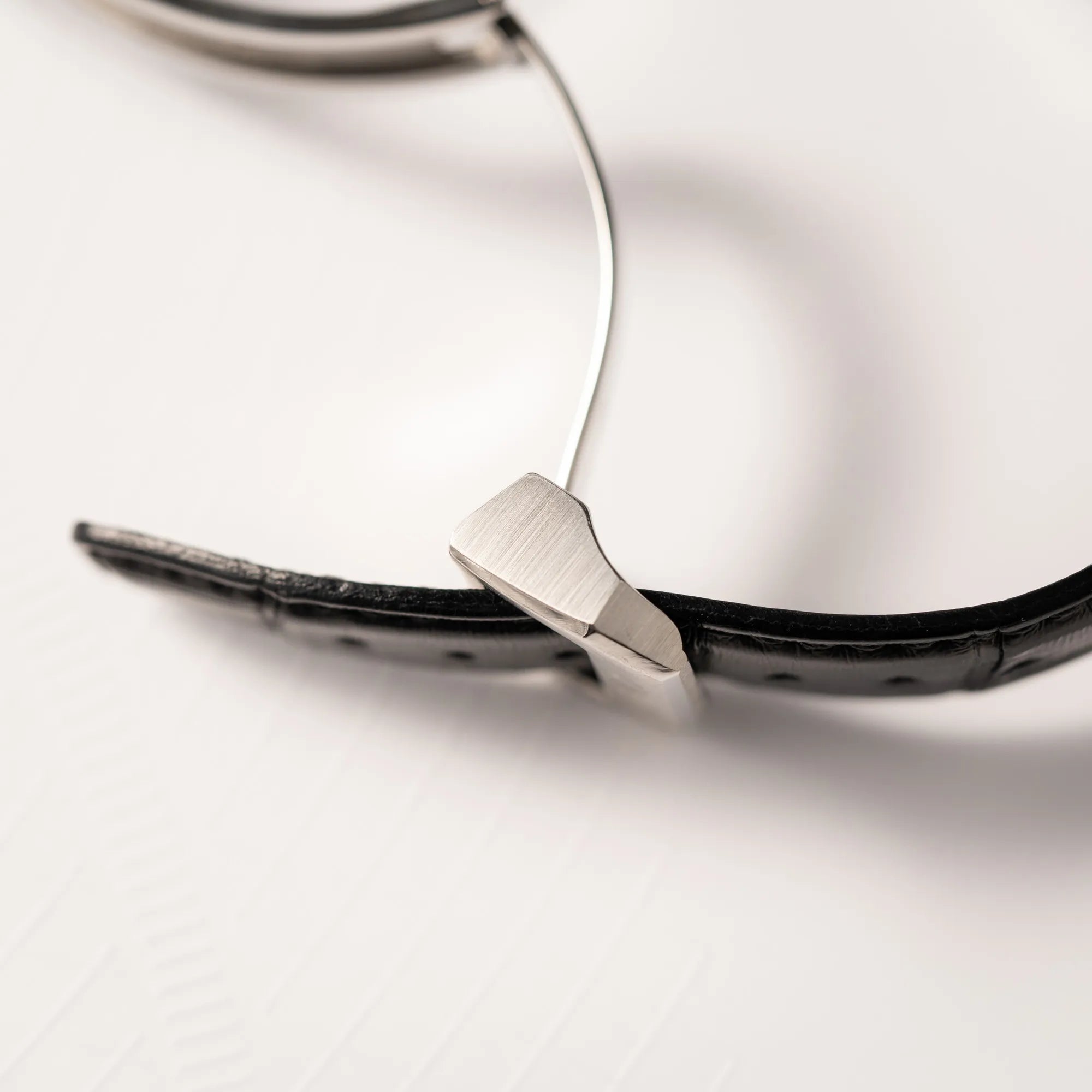 Detailaufnahme der Faltschliesse der IWC Portofino 40 Automatik Armbanduhr mit schwarzem Zifferblatt am schwarzen Lederband
