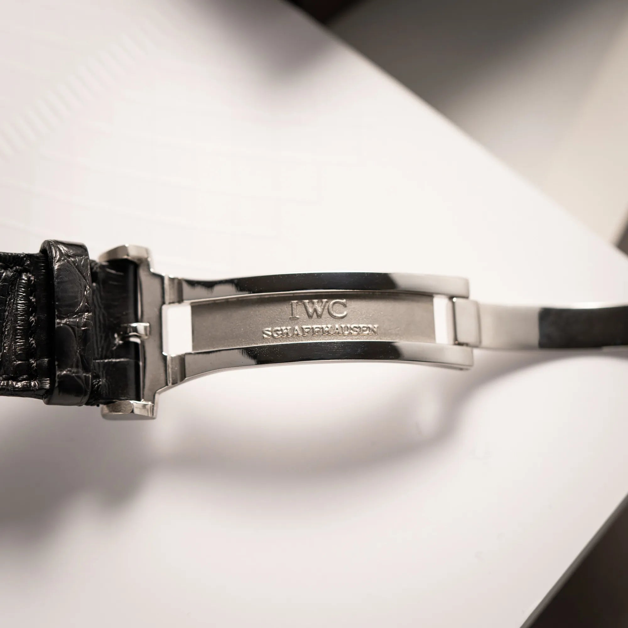 IWC Schaffhausen Schriftzug im Inneren der Faltschliesse der IWC Portofino 40 Automatik Armbanduhr mit schwarzem Zifferblatt am schwarzen Lederband