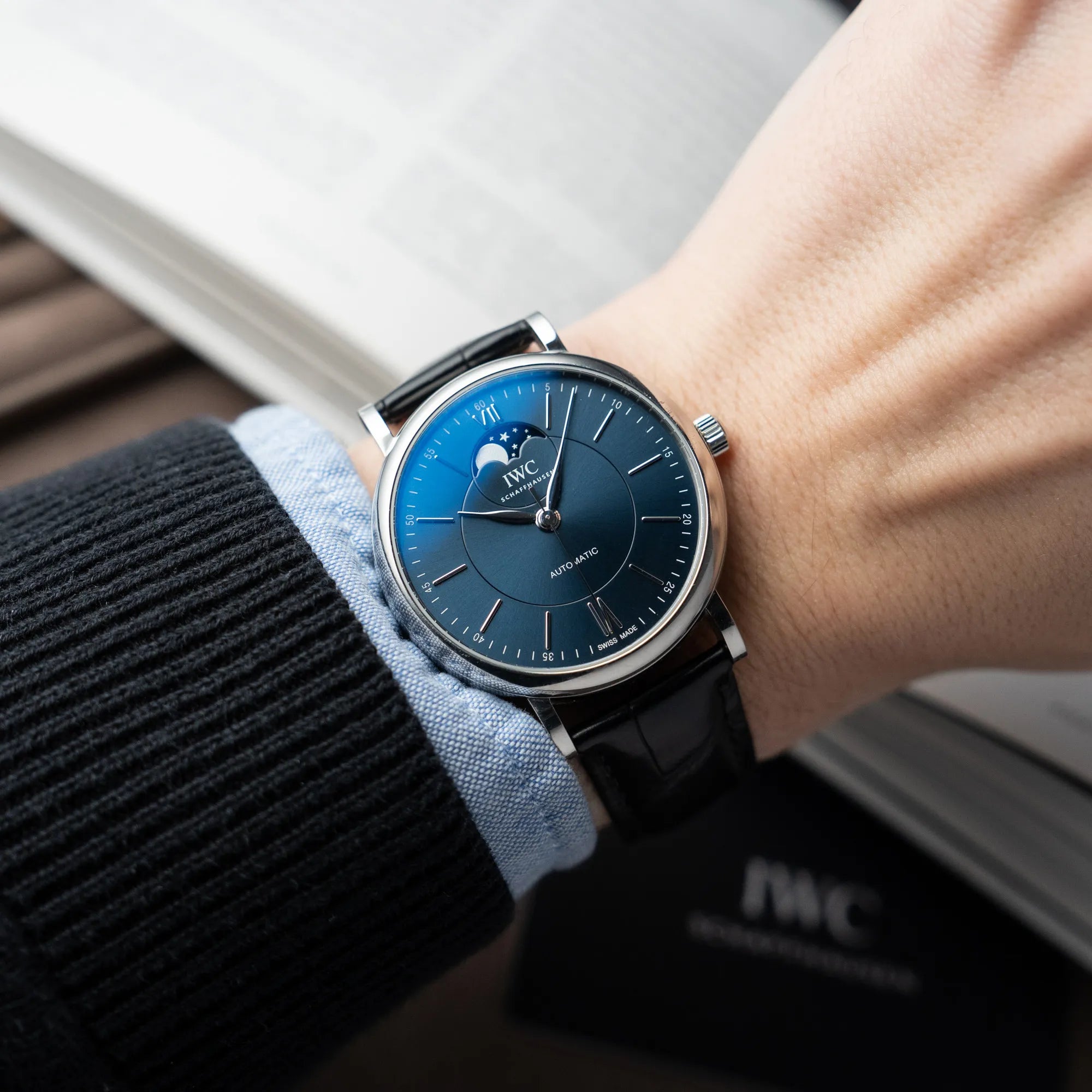 Mann trägt die IWC Portofino Automatik Mondphase mit blauem Zifferblatt an seinem Handgelenk