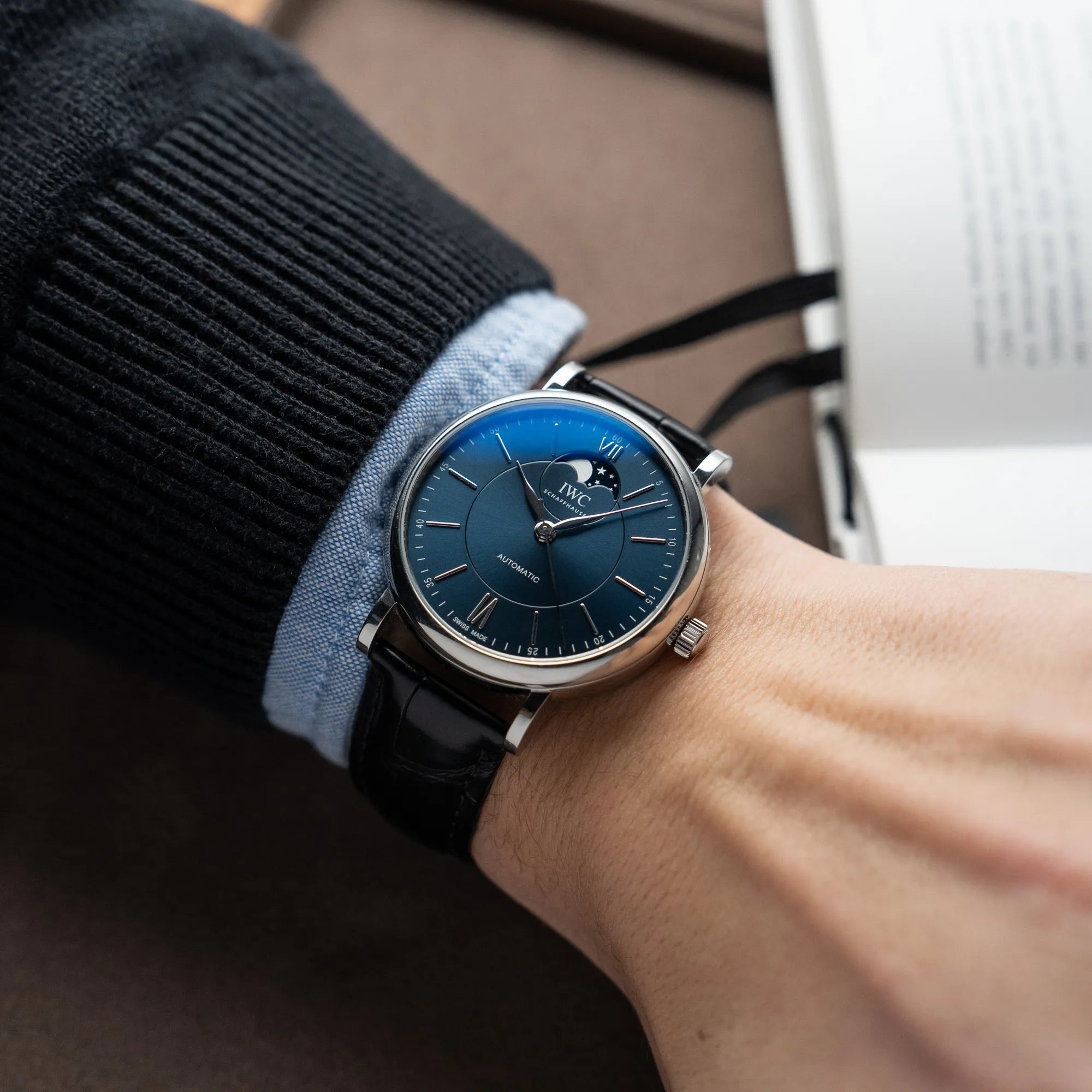 Wristshot mit der IWC Portofino Automatik Mondphase mit blauem Zifferblatt