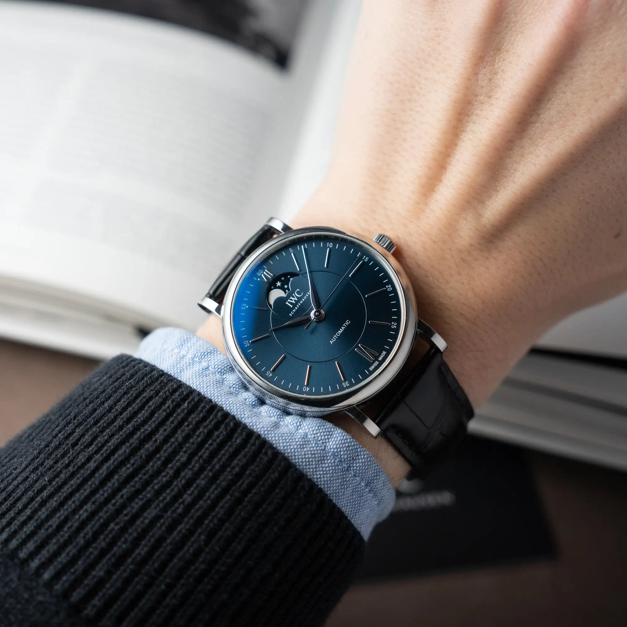 Mann trägt die IWC Portofino Automatik Mondphase mit blauem Zifferblatt an seinem Arm