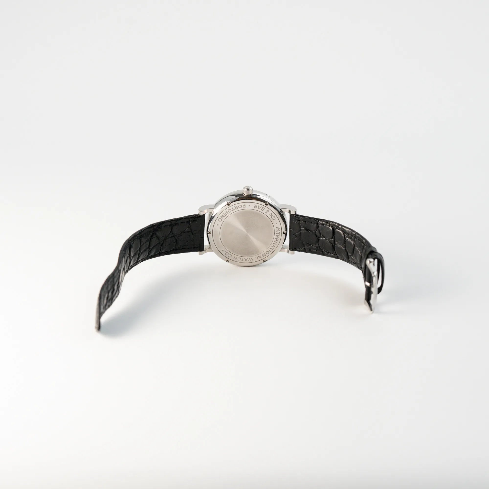 Blick auf den Gehäuseboden und die geöffnete Dornschliesse der IWC Portofino Automatik Mondphase mit blauem Zifferblatt