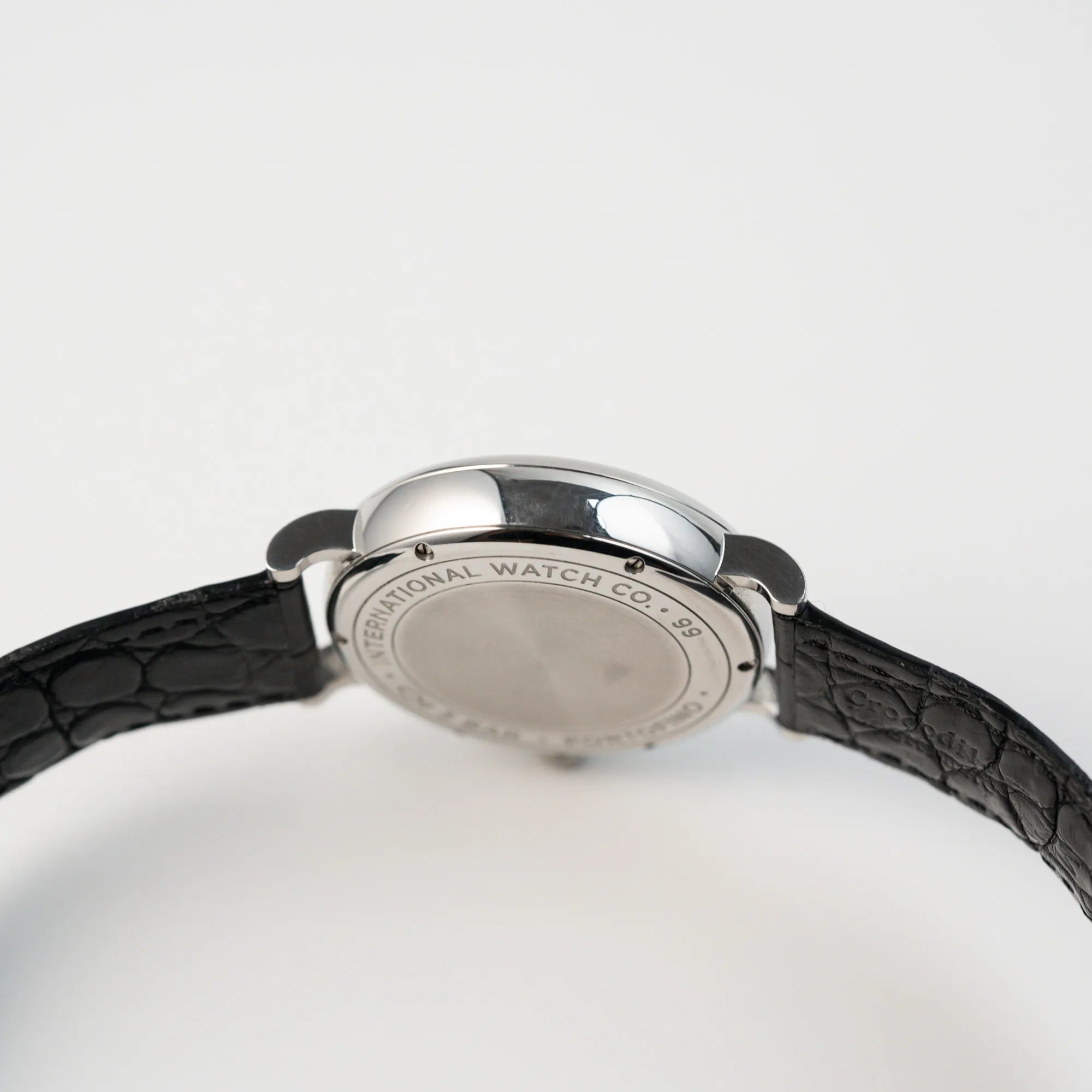 seitliches Gehäuse der IWC Portofino Automatik Mondphase mit blauem Zifferblatt