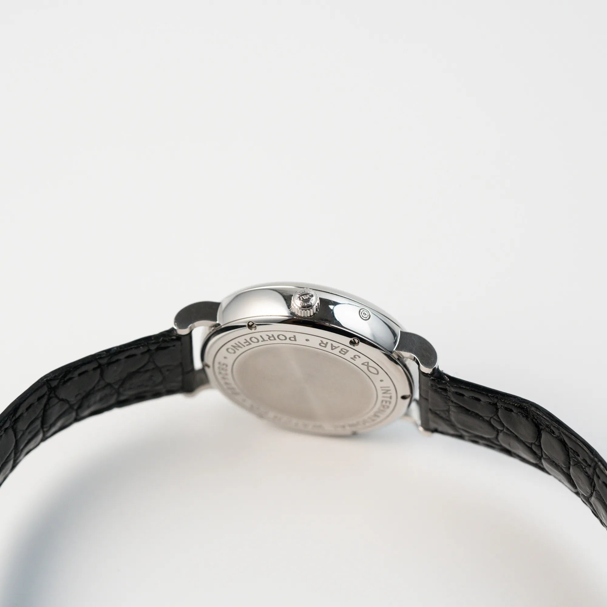 Seitliches Gehäuse der IWC Portofino Automatik Mondphase mit blauem Zifferblatt zeigt die Aufzugskrone