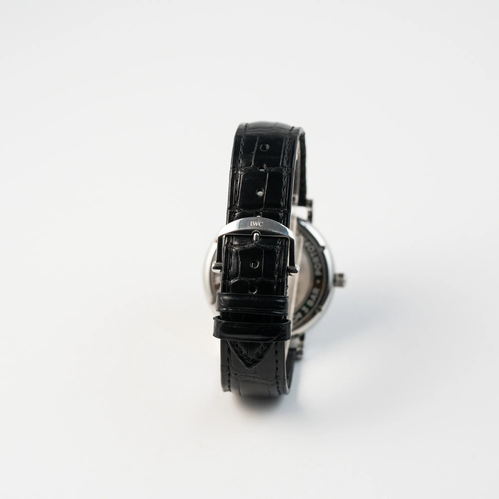 Blick auf das schwarze Lederband mit originaler IWC-Schliesse der IWC Portofino Automatik Mondphase mit blauem Zifferblatt