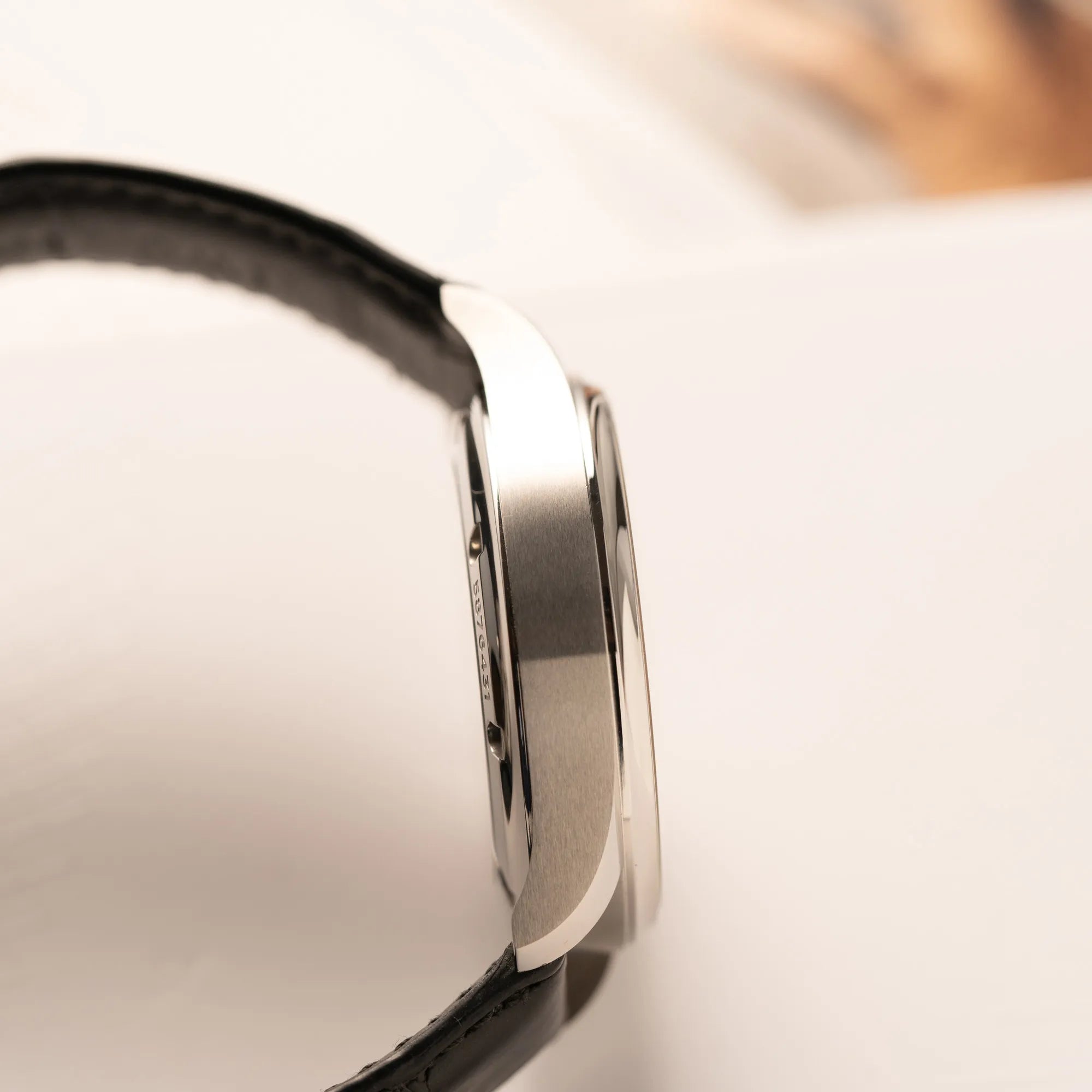 Seitliche Gehäuseflanke der IWC Portugieser 40 Automatik IW358303 mit weißem Zifferblatt und roségoldenen Zeiger- und Index-Details am schwarzen Lederband