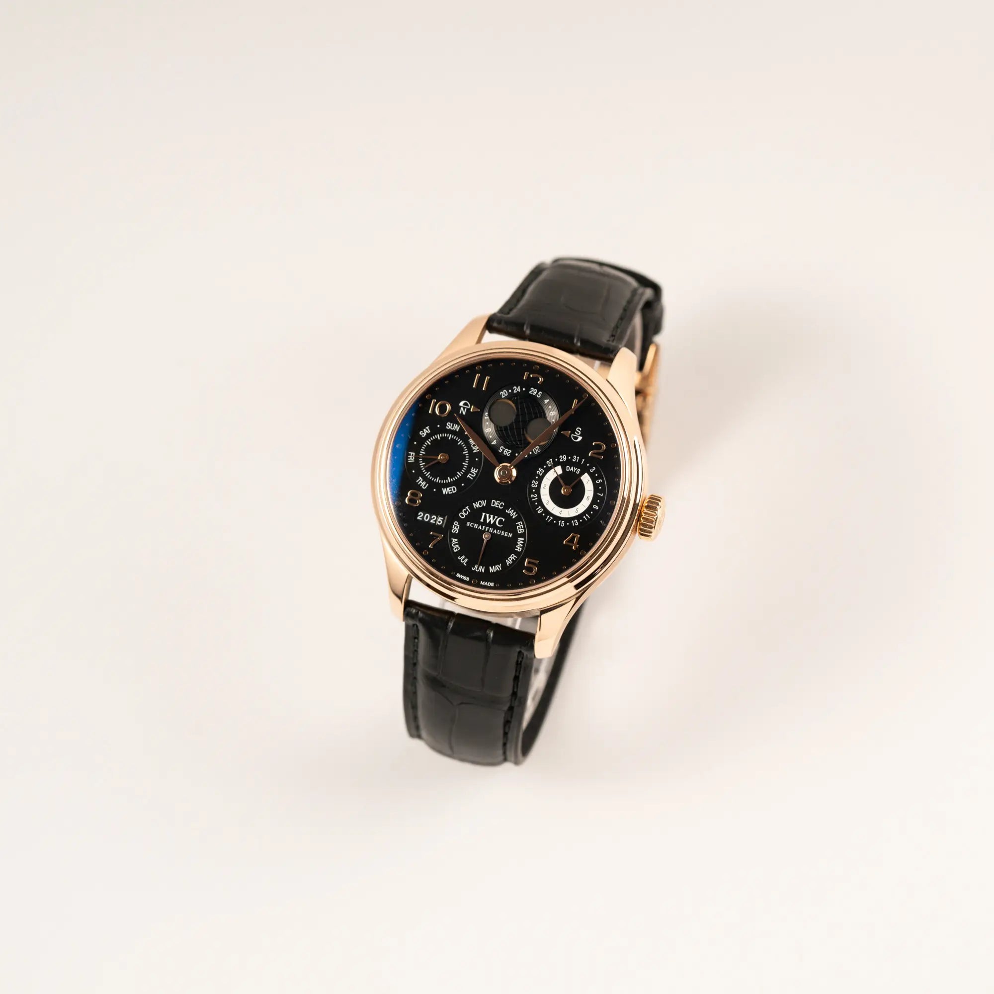 Leicht schräge Ansicht des IWC Perpetual Calenders IW502122 in 44m Rosegold