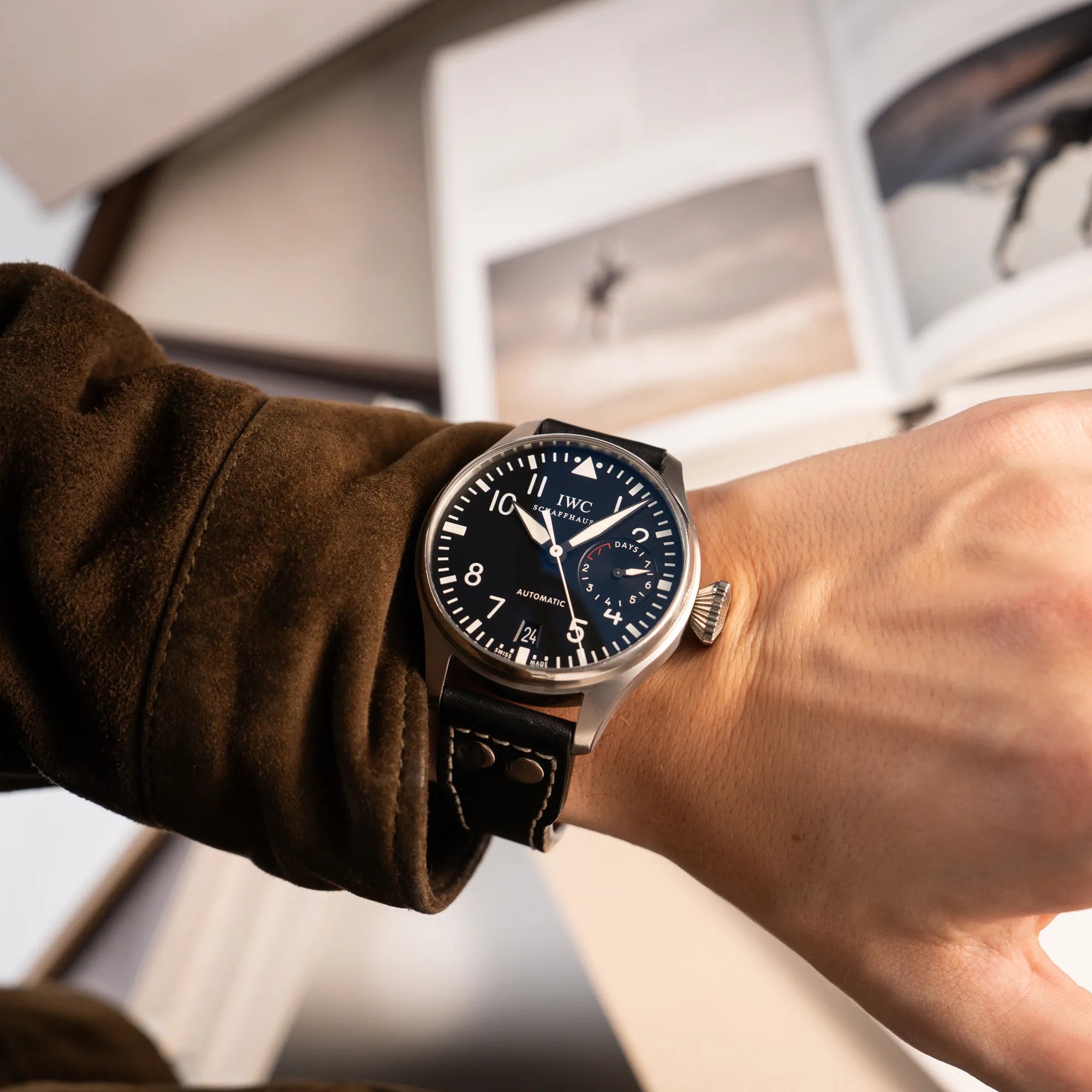 Wristshot mit der IWC Big Pilot 46 Armbanduhr der Referenz IW500401 mit schwarzem Zifferblatt und der Power-Reserve-Anzeige bei 3 Uhr am Handgelenk