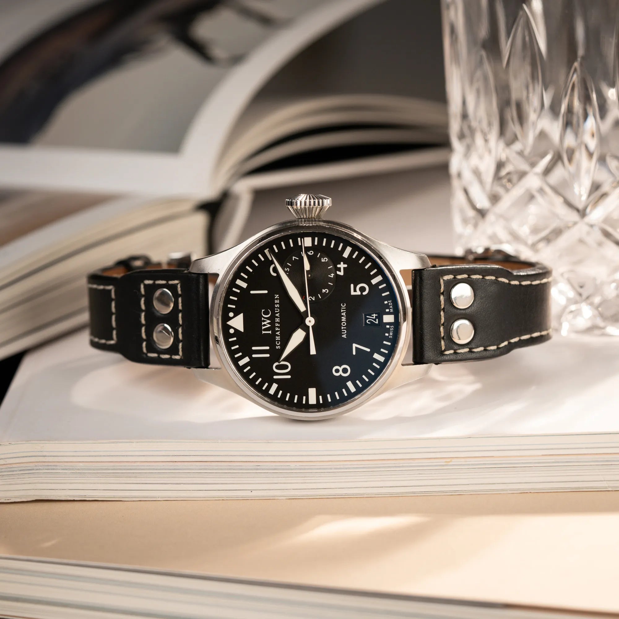 Produktfotografie der IWC Big Pilot 46 Armbanduhr der Referenz IW500401 mit schwarzem Zifferblatt und der Power-Reserve-Anzeige bei 3 Uhr