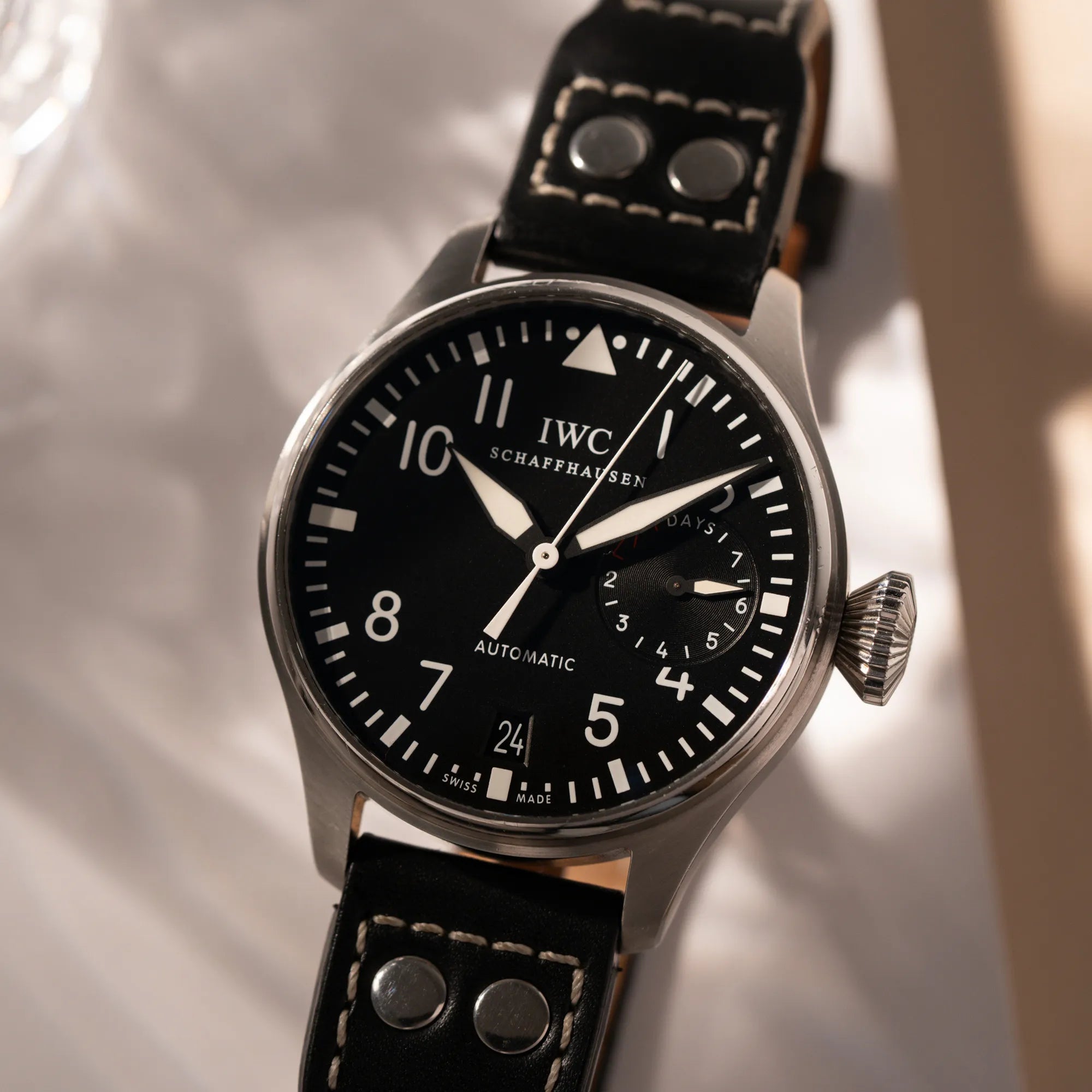 IWC Big Pilot 46 Armbanduhr der Referenz IW500401 mit schwarzem Zifferblatt und der Power-Reserve-Anzeige bei 3 Uhr am schwarzen Lederband