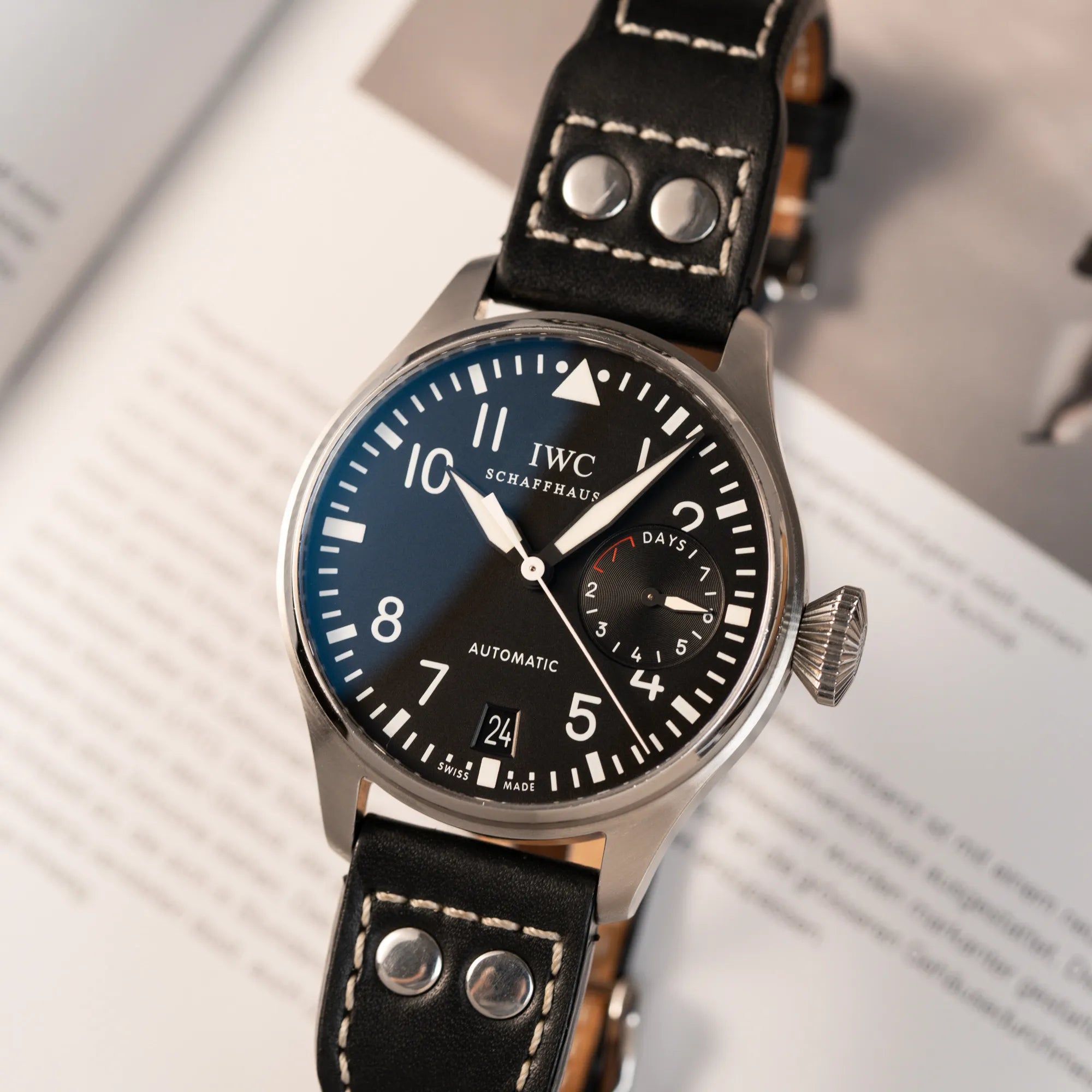 Fotografie der IWC Big Pilot 46 Armbanduhr der Referenz IW500401 mit schwarzem Zifferblatt und der Power-Reserve-Anzeige bei 3 Uhr
