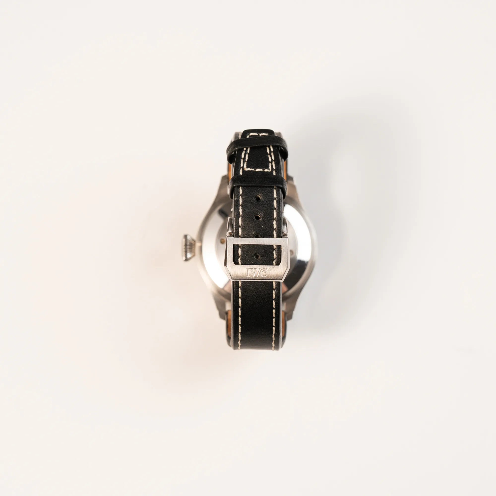 Blick auf das schwarze Lederband und die originale IWC-Faltschliesse an der IWC Big Pilot 46 Armbanduhr der Referenz IW500401