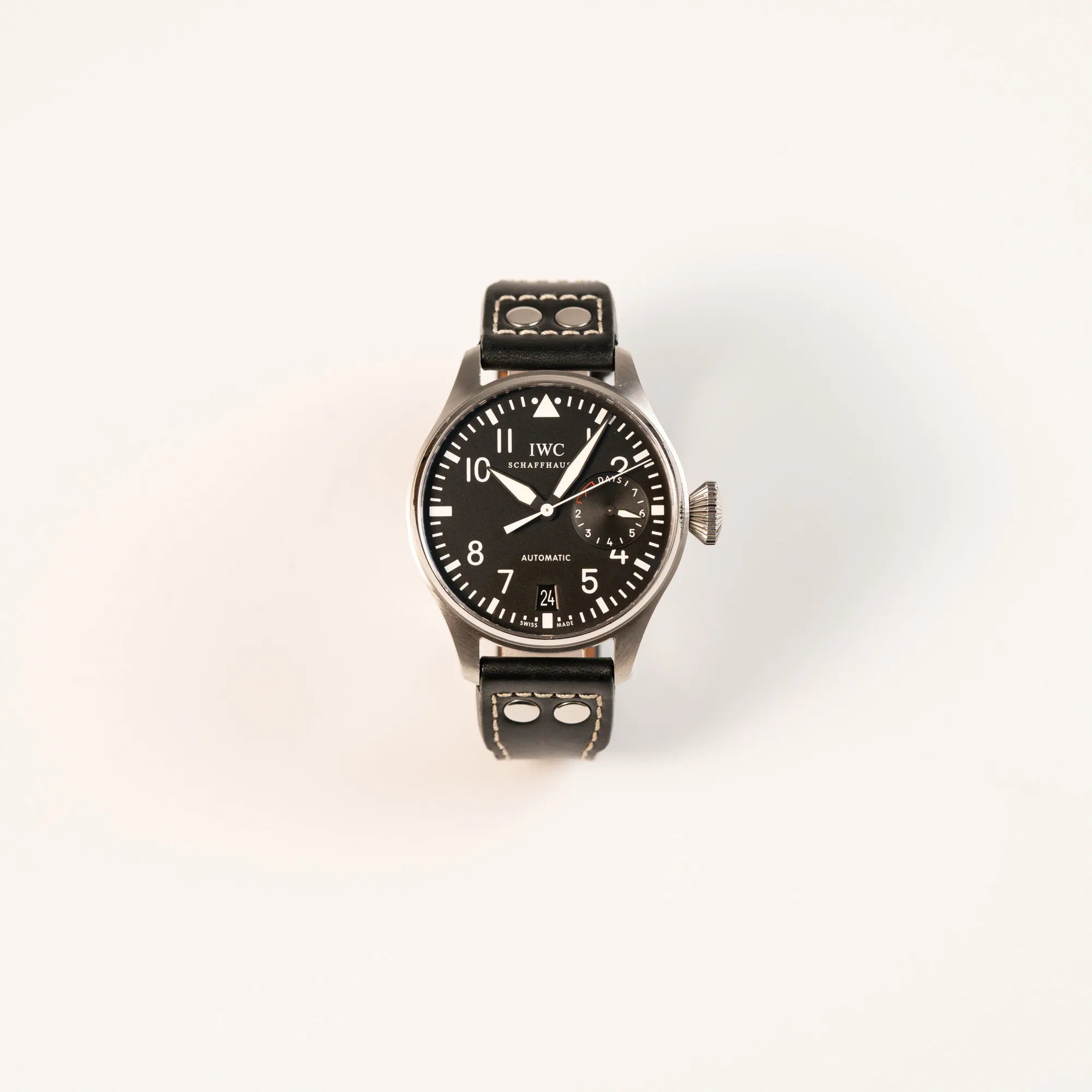 Frontale Ansicht der IWC Big Pilot 46 Armbanduhr der Referenz IW500401 mit schwarzem Zifferblatt und der Power-Reserve-Anzeige bei 3 Uhr
