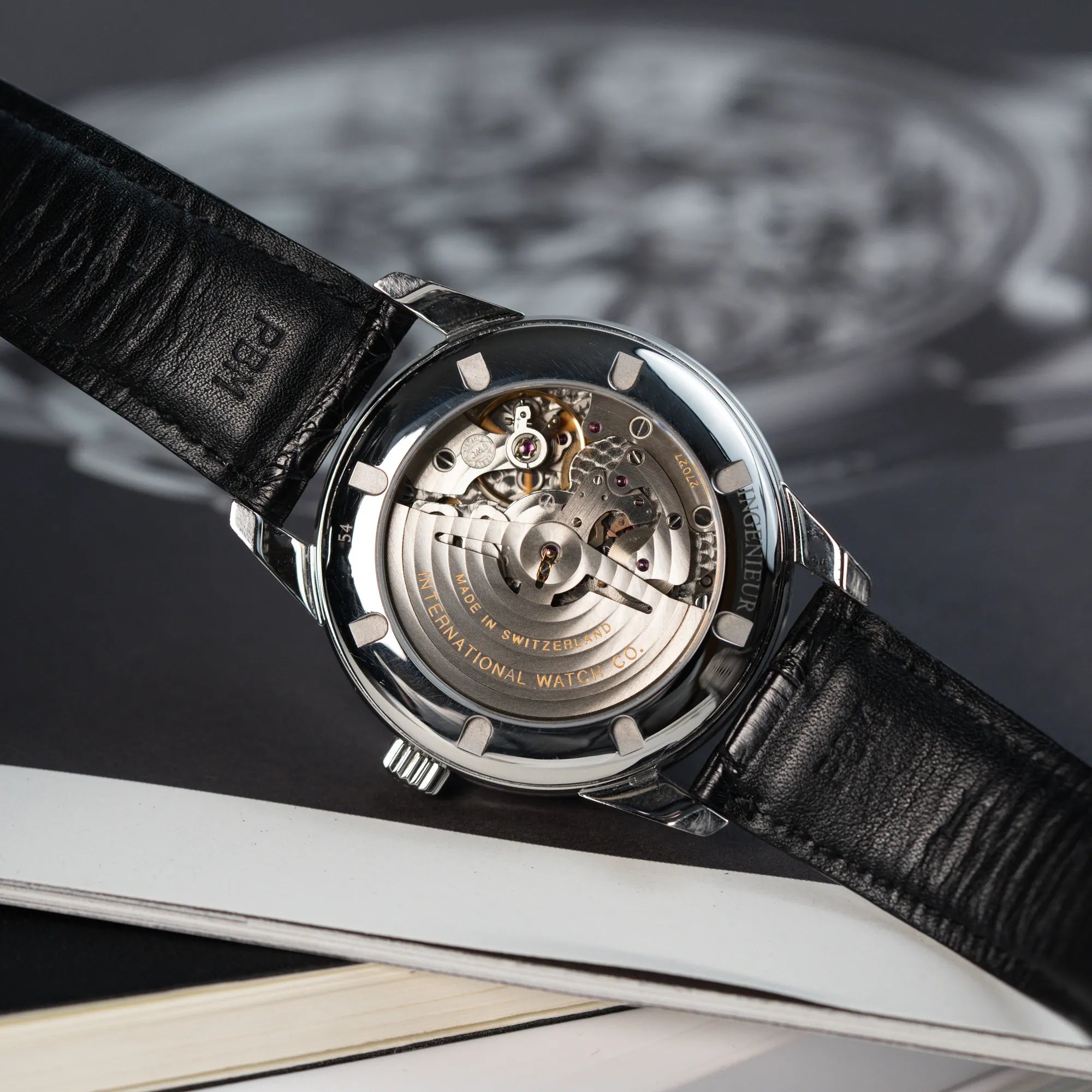 Produktfotografie des gläsernen Gehäuseboden (Sichtboden) der IWC Schaffhausen Uhr "Ingenieur" mit der Referenz IW323301