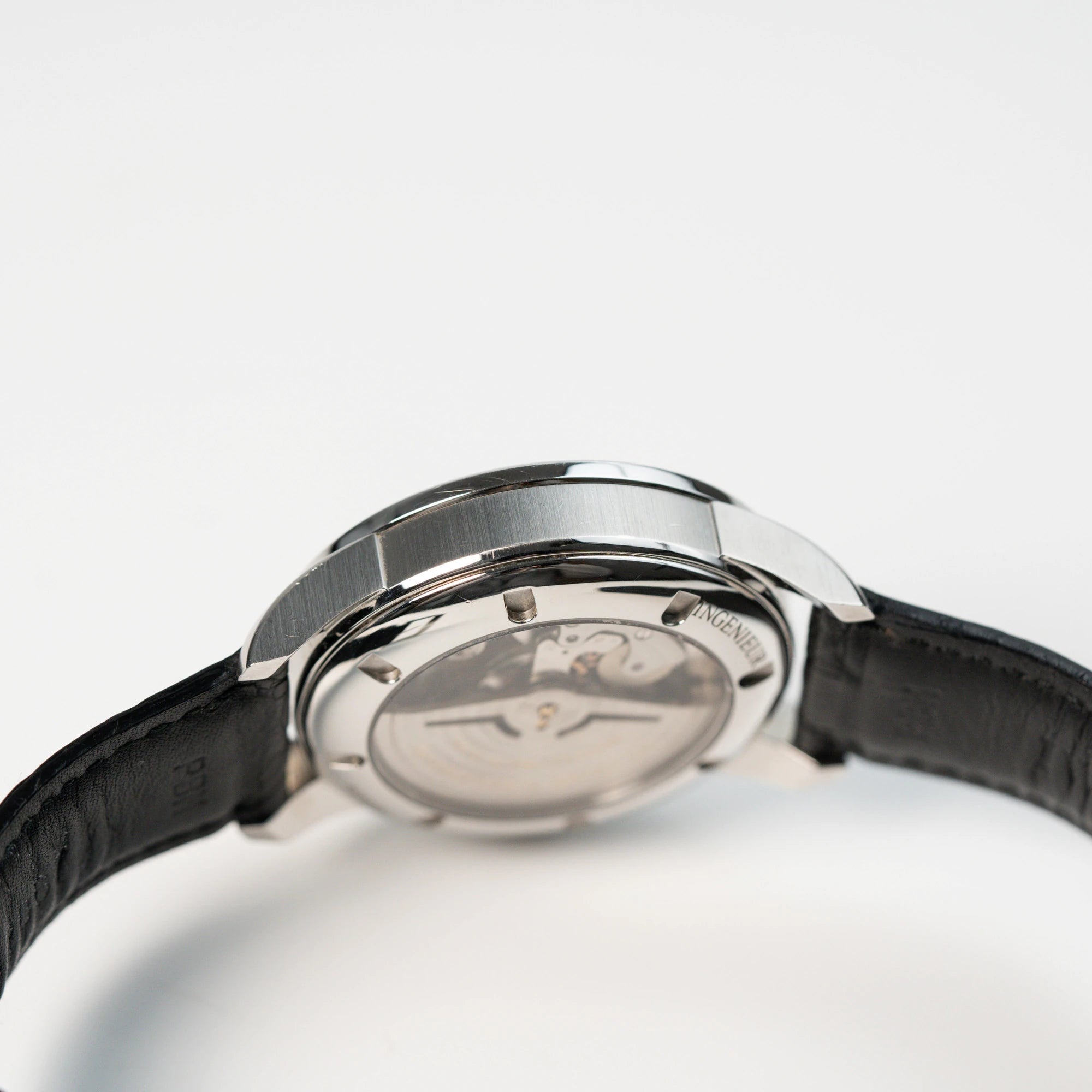 Seitliches Gehäuse und Sichtboden der IWC Schaffhausen Uhr "Ingenieur" mit der Referenz IW323301