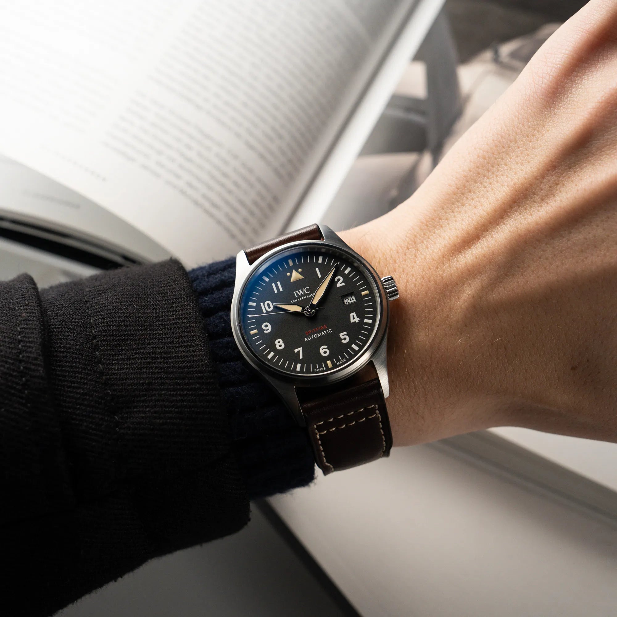 Wristshot mit der IWC Pilotenuhr Automatic Spitfire IW326803 mit schwarzen Zifferblatt an einem braunem Lederband