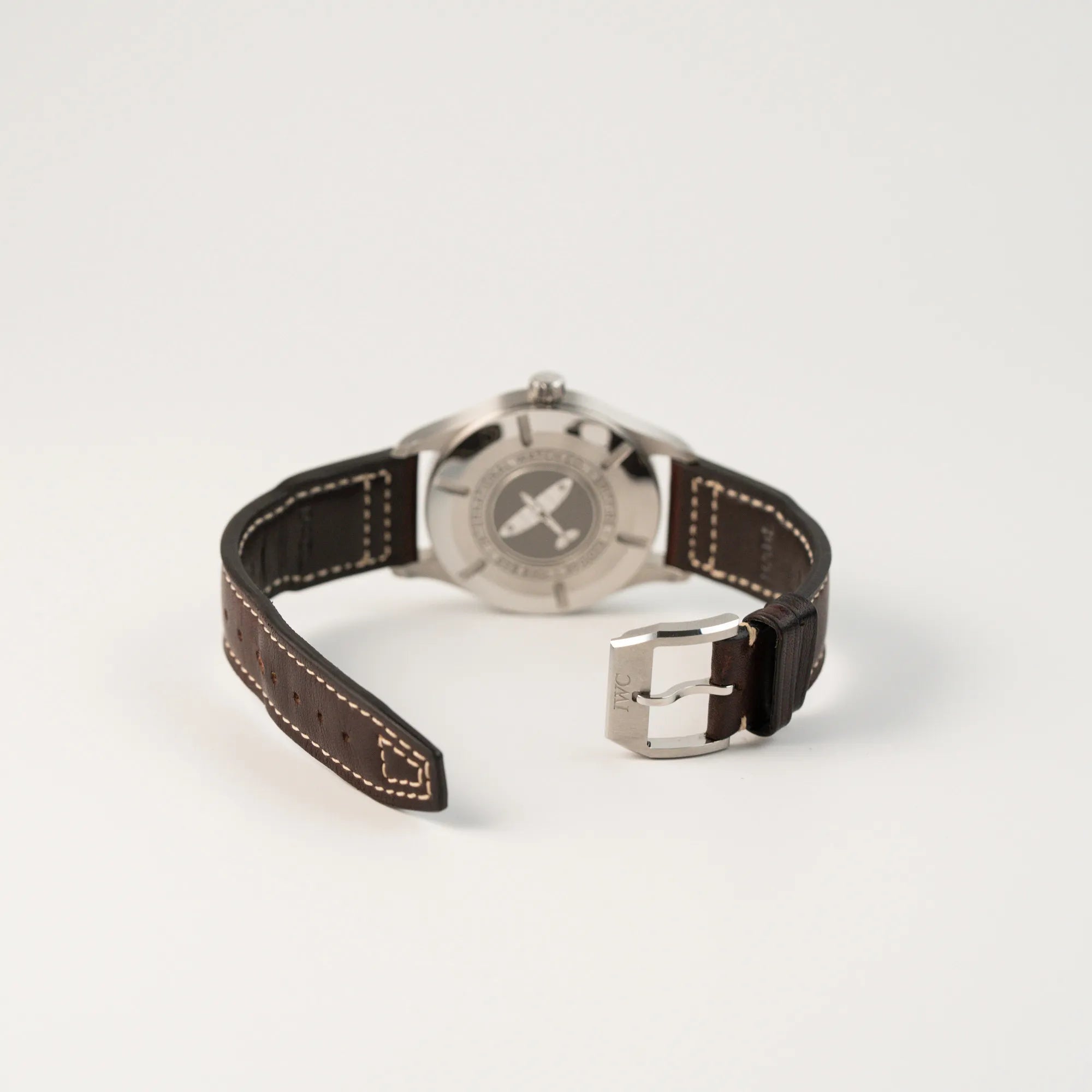 Rückseite der IWC Pilotenuhr Automatic Spitfire IW326803 an einem braunem Lederband mit Fokus auf der geöffneten Dornschliesse