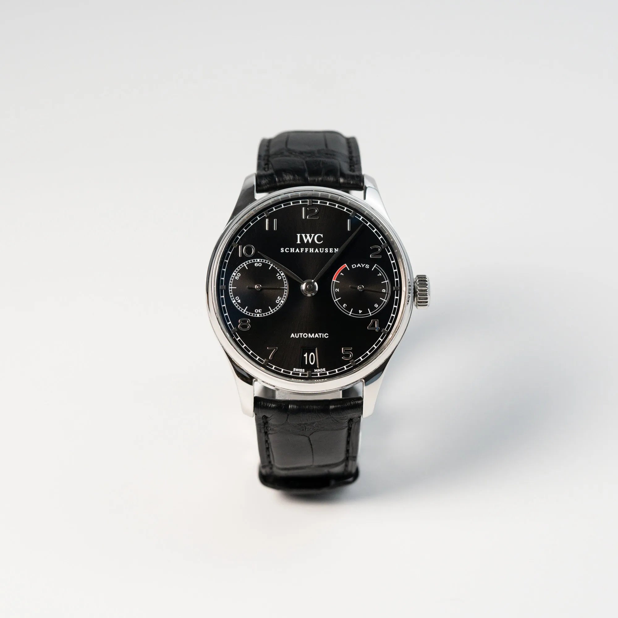 Frontale Ansicht der Portugieser 7 Days Automatic IW500109 Uhr von IWC Schaffhausen am schwarzen Lederband mit schwarzem Zifferblatt