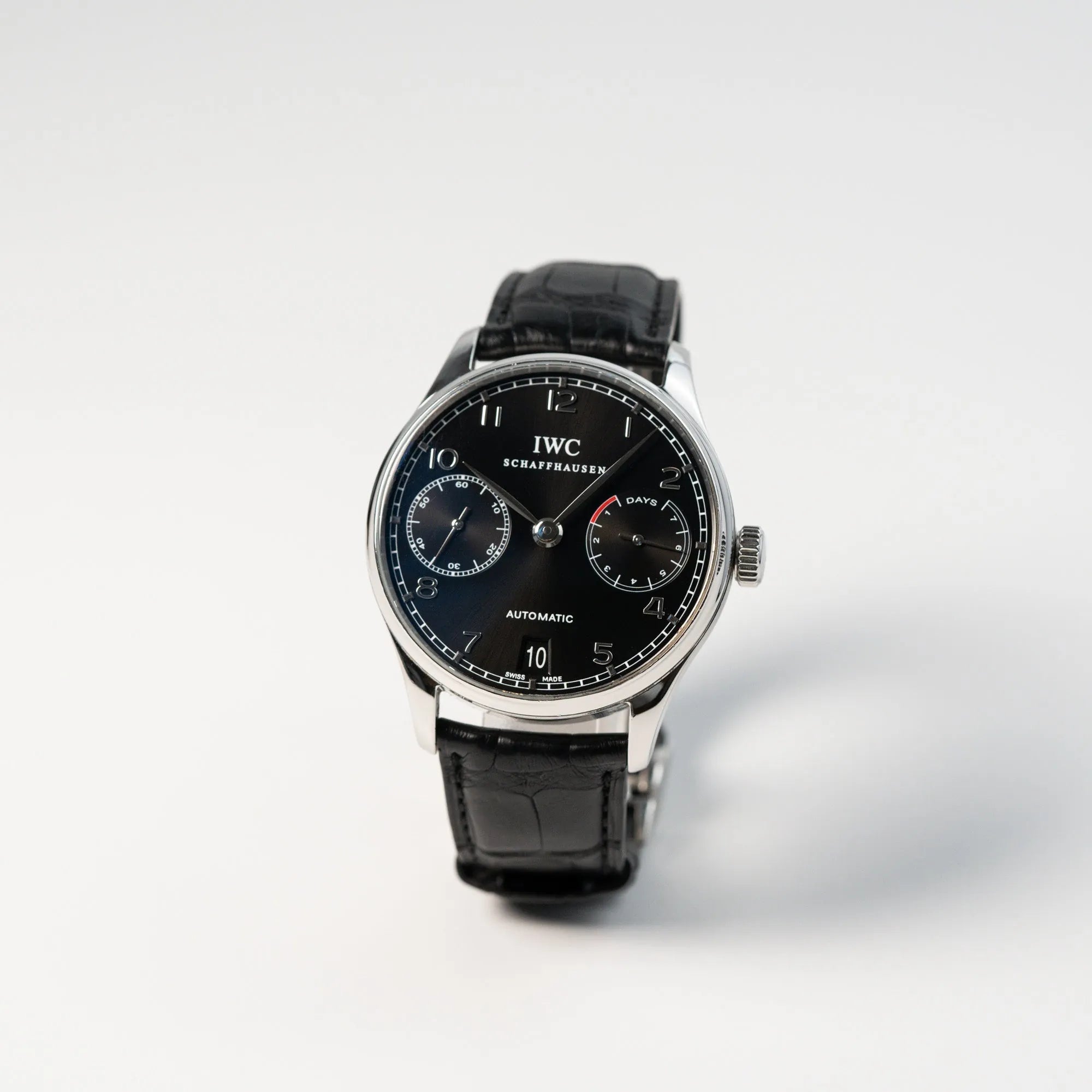 Leicht schräge Ansicht der Portugieser 7 Days Automatic IW500109 Uhr von IWC Schaffhausen am schwarzen Lederband mit schwarzem Zifferblatt