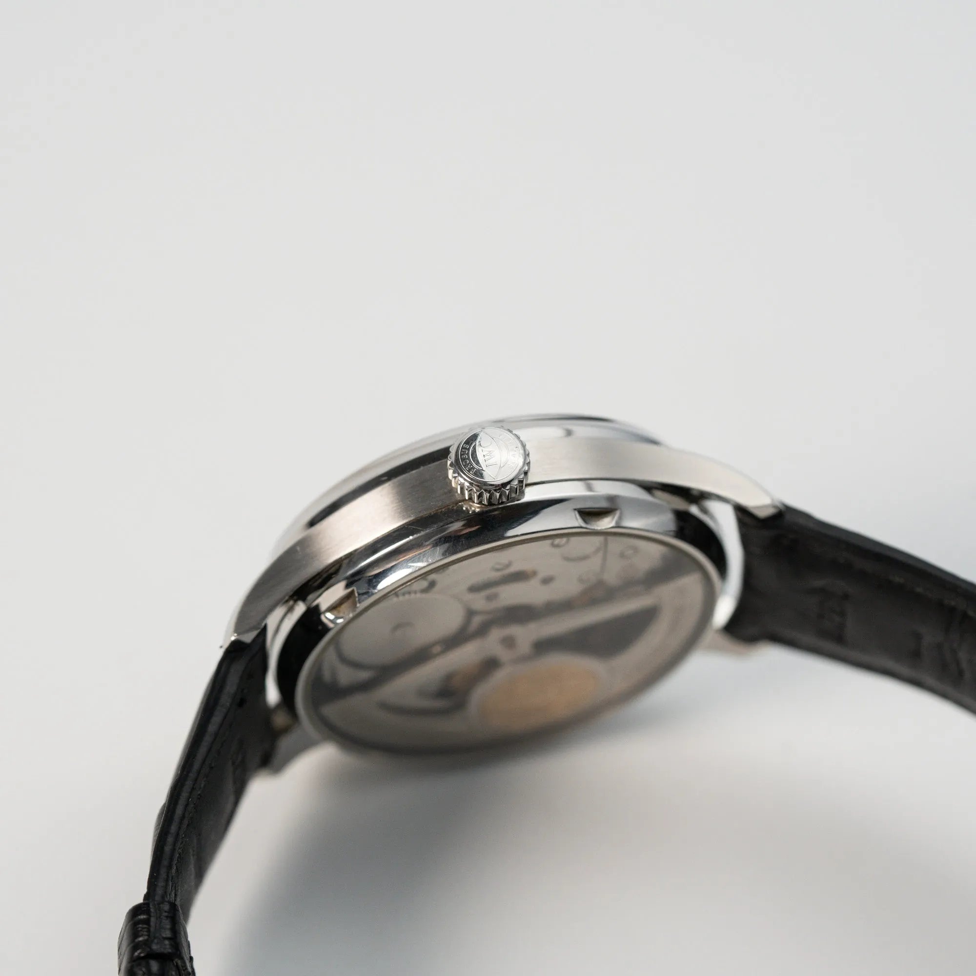Seitliches Gehäuse mit Blick auf die Krone der Portugieser 7 Days Automatic IW500109 Uhr von IWC Schaffhausen am schwarzen Lederband mit schwarzem Zifferblatt