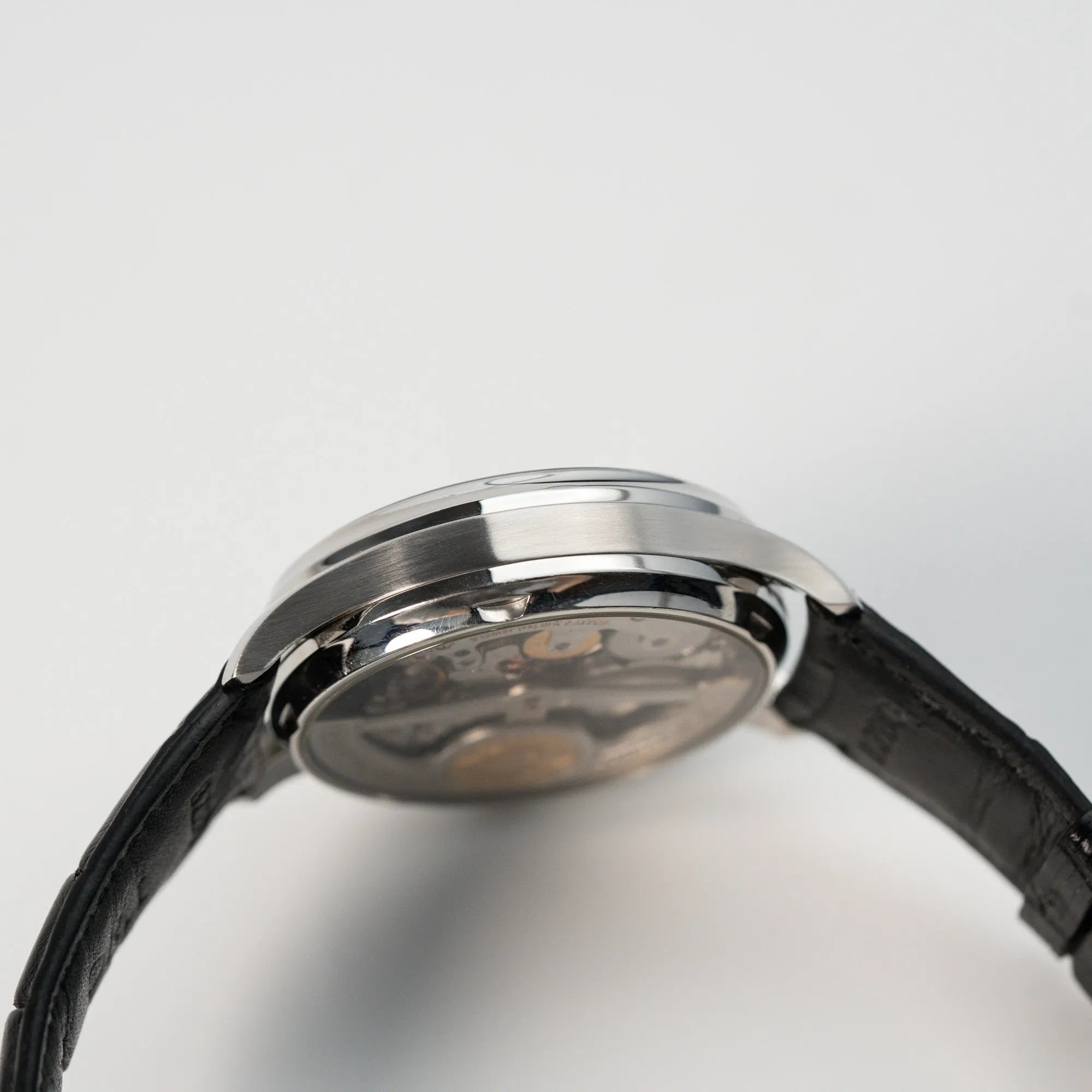 Seitliches Gehäuse der Portugieser 7 Days Automatic IW500109 Uhr von IWC Schaffhausen am schwarzen Lederband mit schwarzem Zifferblatt