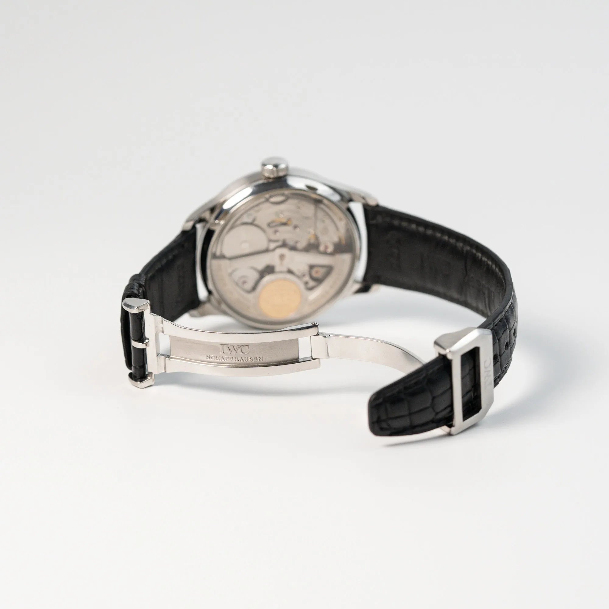 Blick auf die geöffnete Faltschliesse der Portugieser 7 Days Automatic IW500109 Uhr von IWC Schaffhausen am schwarzen Lederband mit schwarzem Zifferblatt