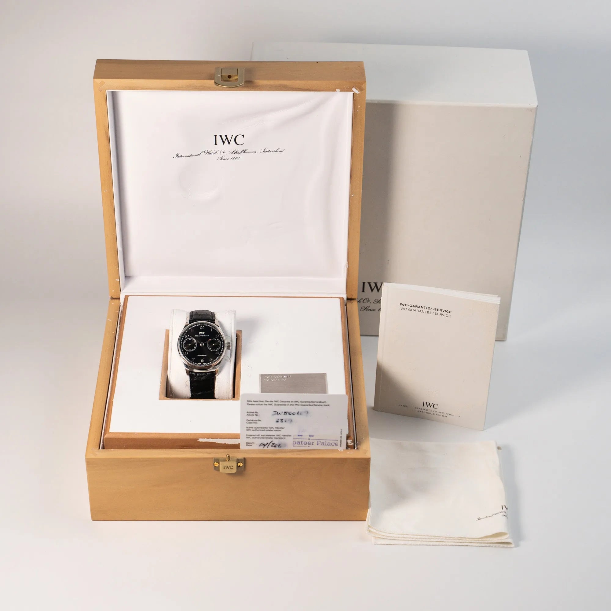 Portugieser 7 Days Automatic IW500109 Uhr von IWC Schaffhausen am schwarzen Lederband mit schwarzem Zifferblatt zusammen mit dem Lieferumfang im Full-Set
