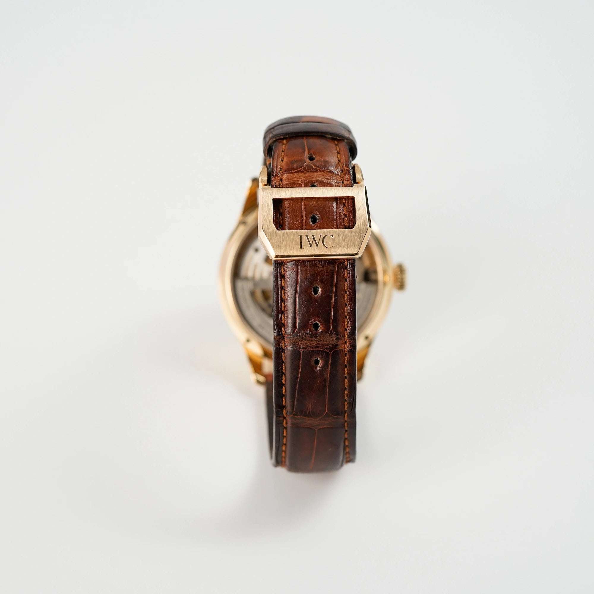 Goldenen Faltschließe an einem braunen Lederarmband des Ewigen Kalenders IW502119 in Rotgold von IWC Schaffhausen