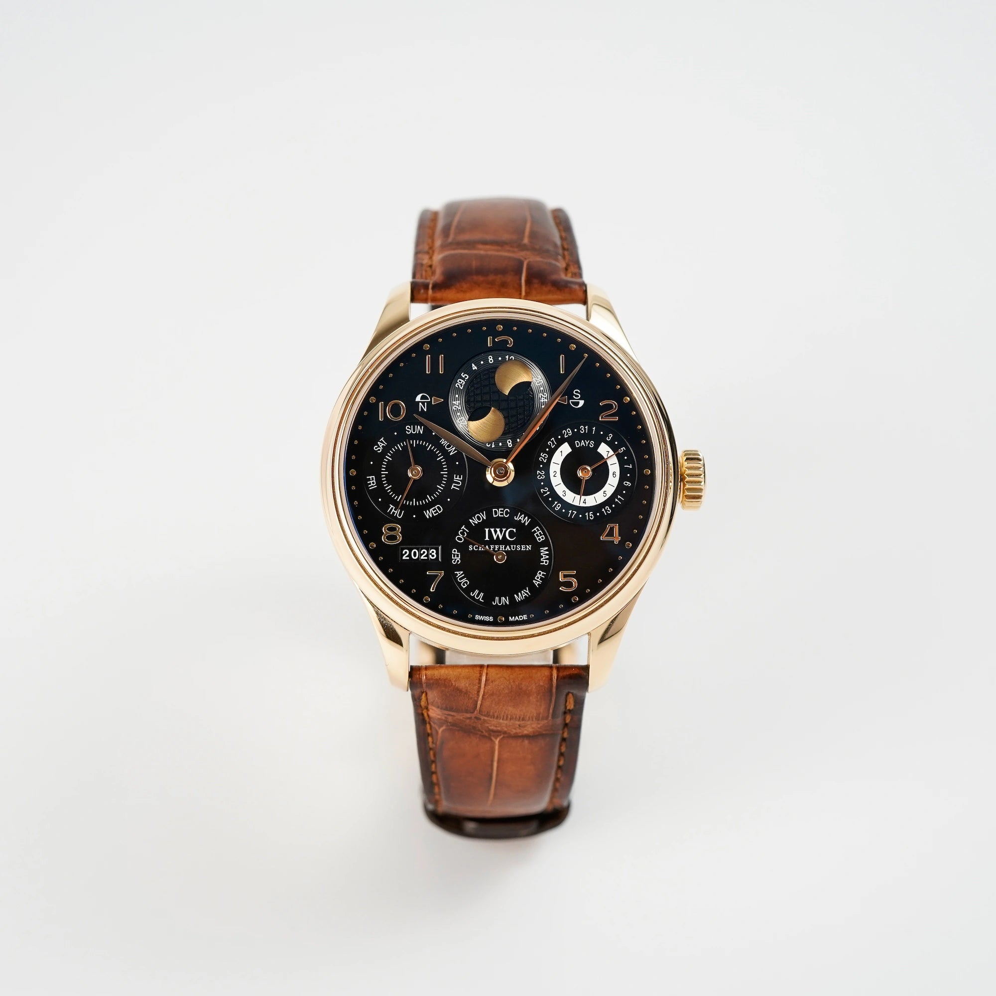 Frontale Ansicht des Ewigen Kalenders IW502119 in Rotgold von IWC Schaffhausen