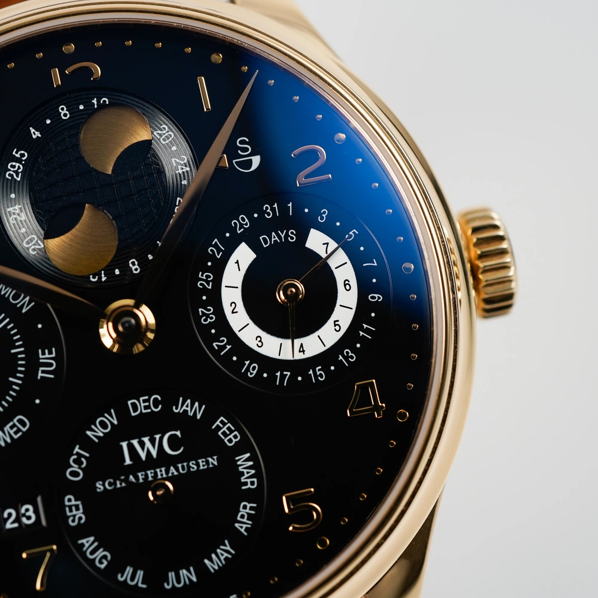 Makroaufnahme des schwarzen Zifferblatts mit Fokus auf die Subdials des Ewigen Kalenders IW502119 in Rotgold von IWC Schaffhausen