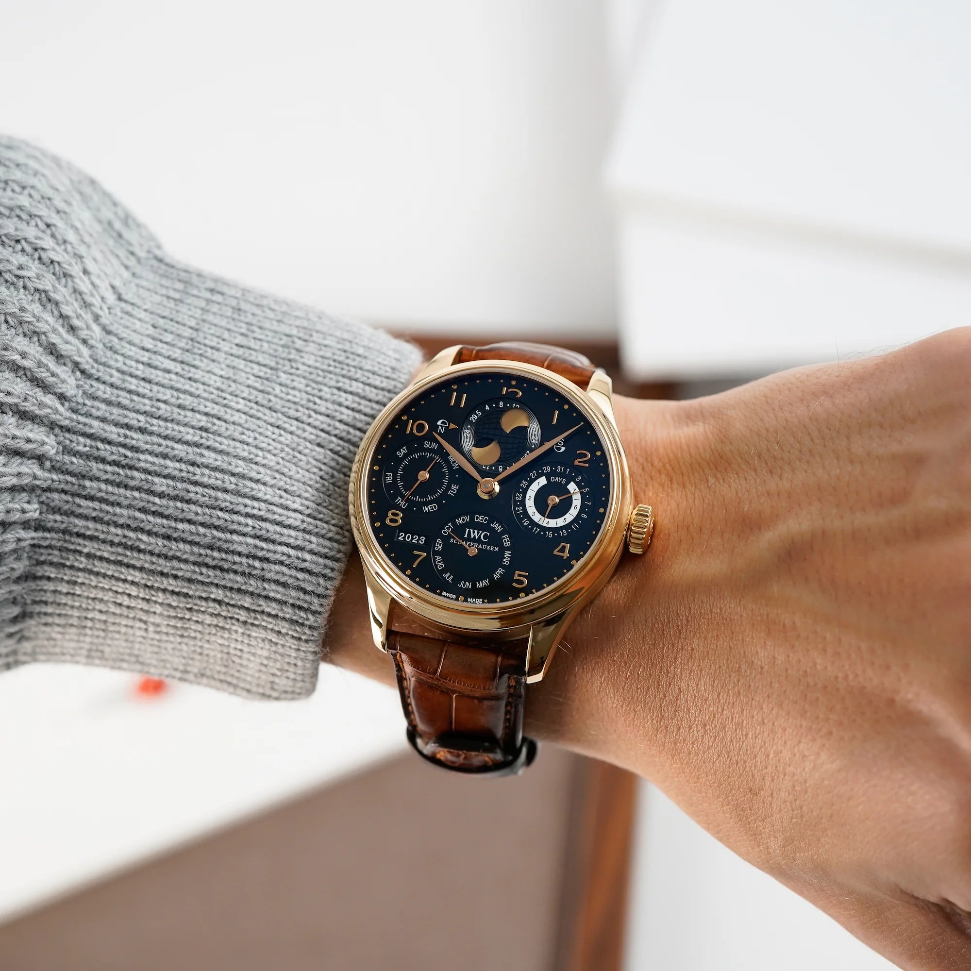 Wristhot an einem Männerhandgelenk des Ewigen Kalenders IW502119 in Rotgold von IWC Schaffhausen