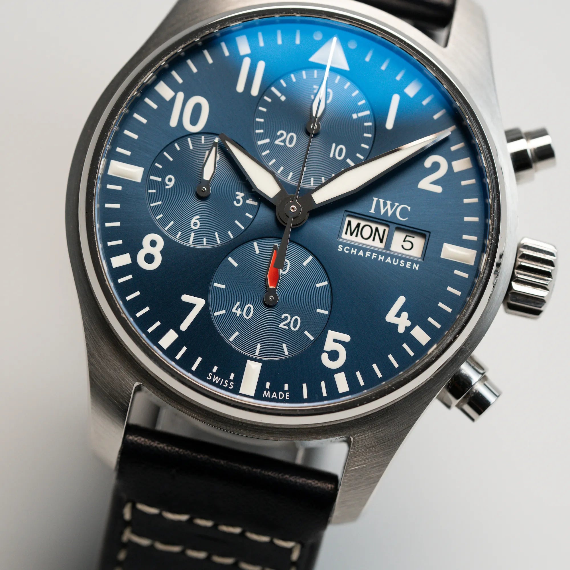 Detailaufnahme des blauen Zifferblatts der IWC Schaffhausen Pilot Fliegeruhr Chronograph 41 mit der Referenz IW388101