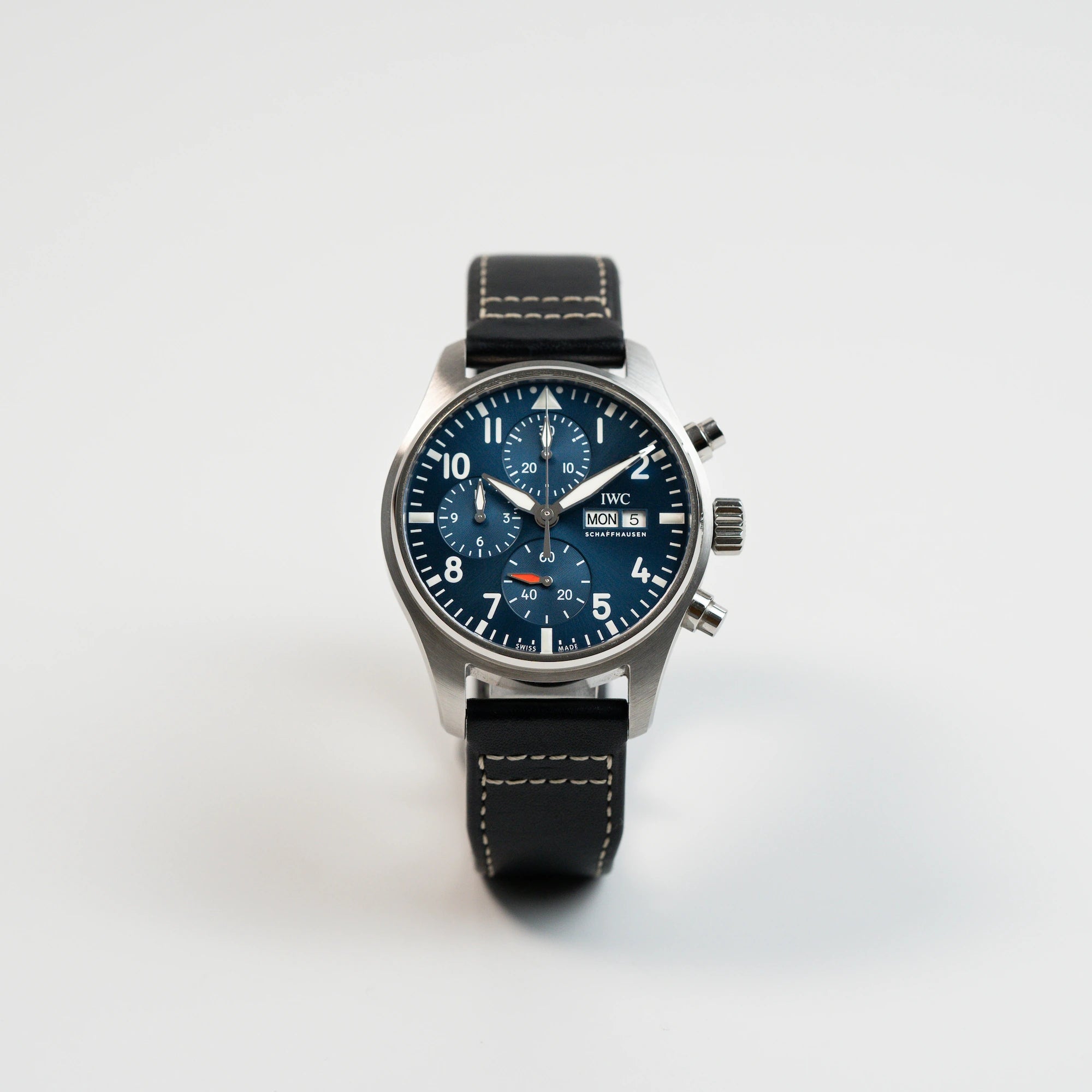 Frontale Ansicht der IWC Schaffhausen Pilot Fliegeruhr Chronograph 41 mit blauem Zifferblatt mit der Referenz IW388101