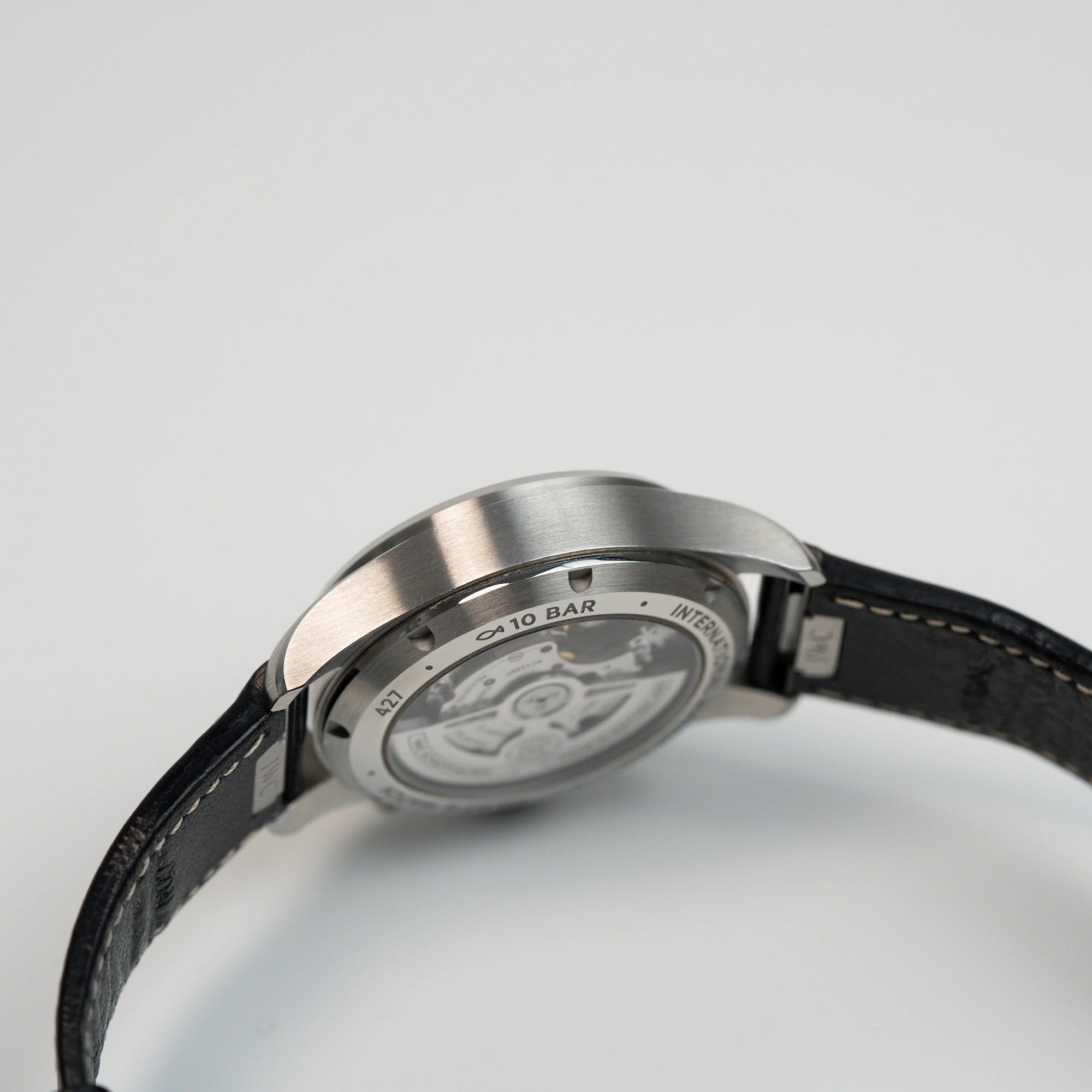 Blick auf das seitliche Gehäuse der IWC Schaffhausen Pilot Fliegeruhr Chronograph 41 mit der Referenz IW388101
