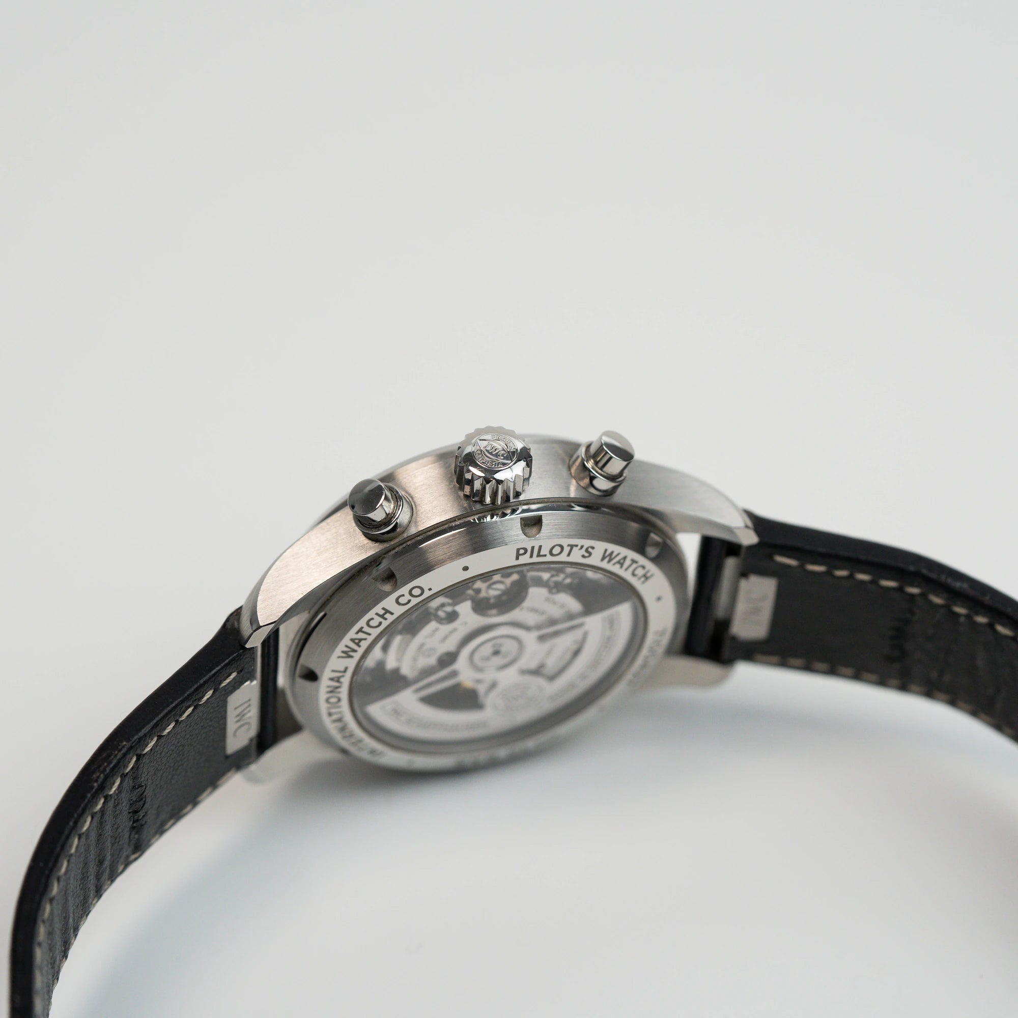 Seitliches Gehäuse mit Krone und Chronograph-Drücker der IWC Schaffhausen Pilot Fliegeruhr Chronograph 41 mit der Referenz IW388101