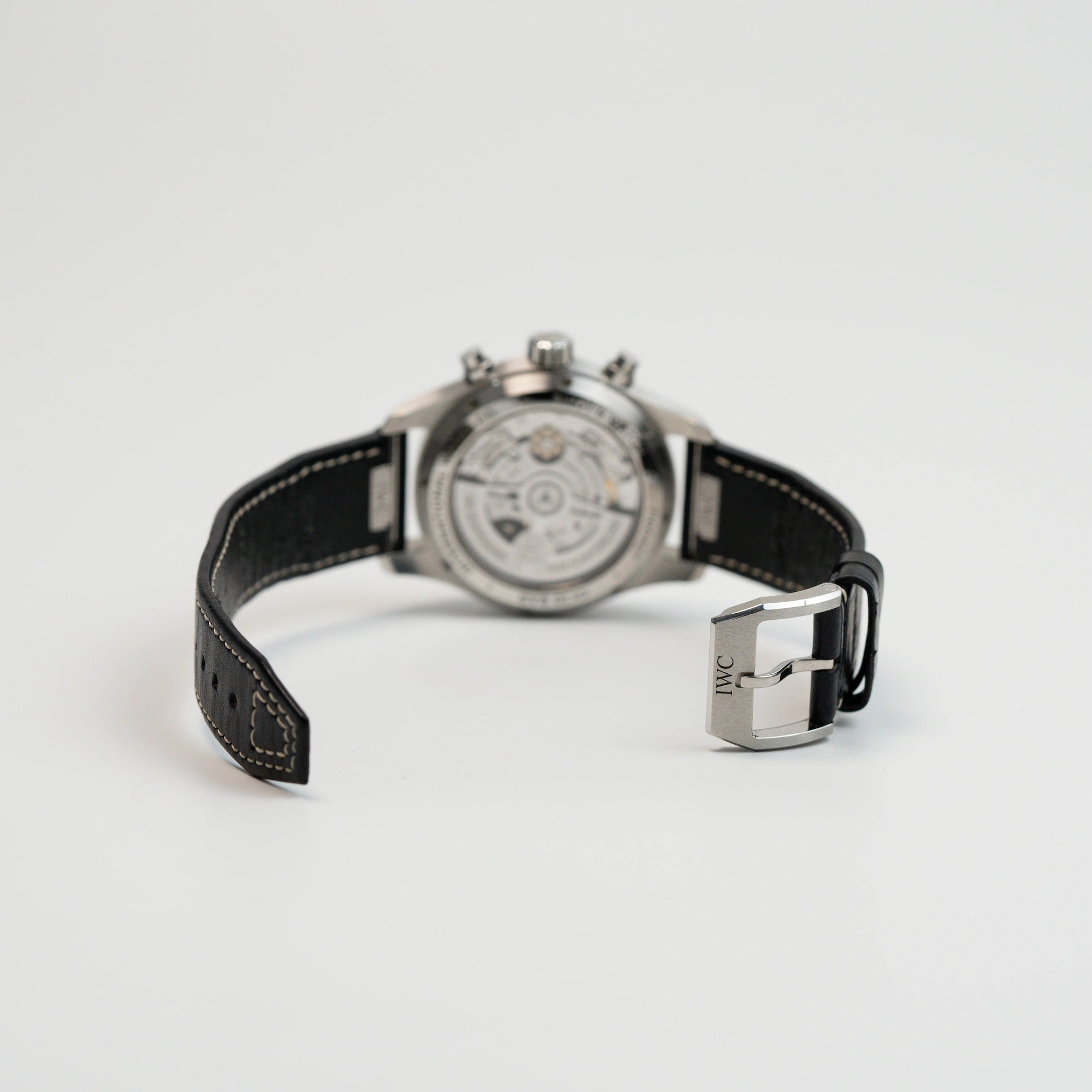 IWC Schaffhausen Pilot Fliegeruhr Chronograph 41 mit der Referenz IW388101 mit geöffneter Dornschließe am schwarzen Lederband und Blick auf den Glasboden