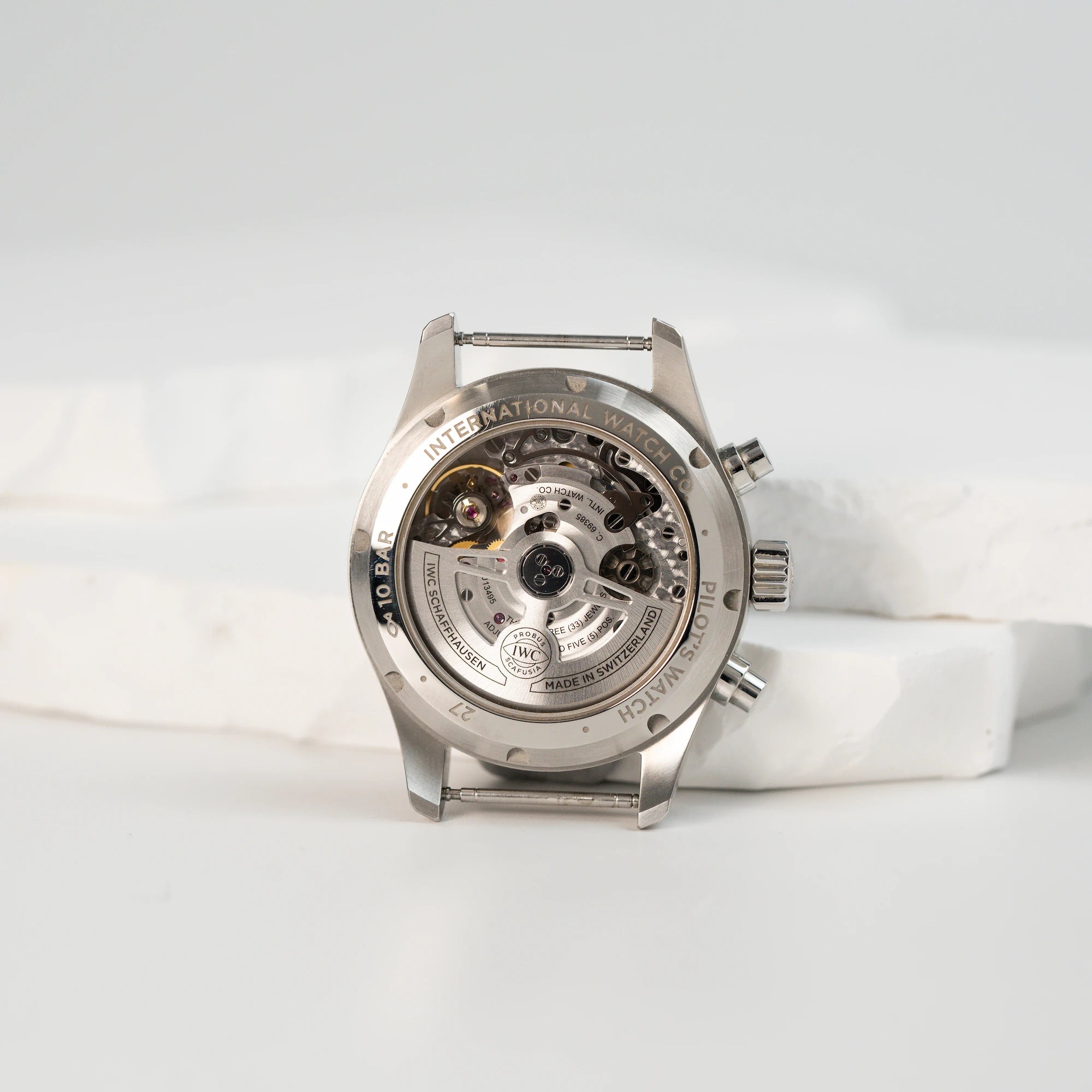Blick auf das Werk durch den gläsernen Gehäuseboden der Glasboden der IWC Schaffhausen Pilot Fliegeruhr Chronograph 41 mit der Referenz IW388101