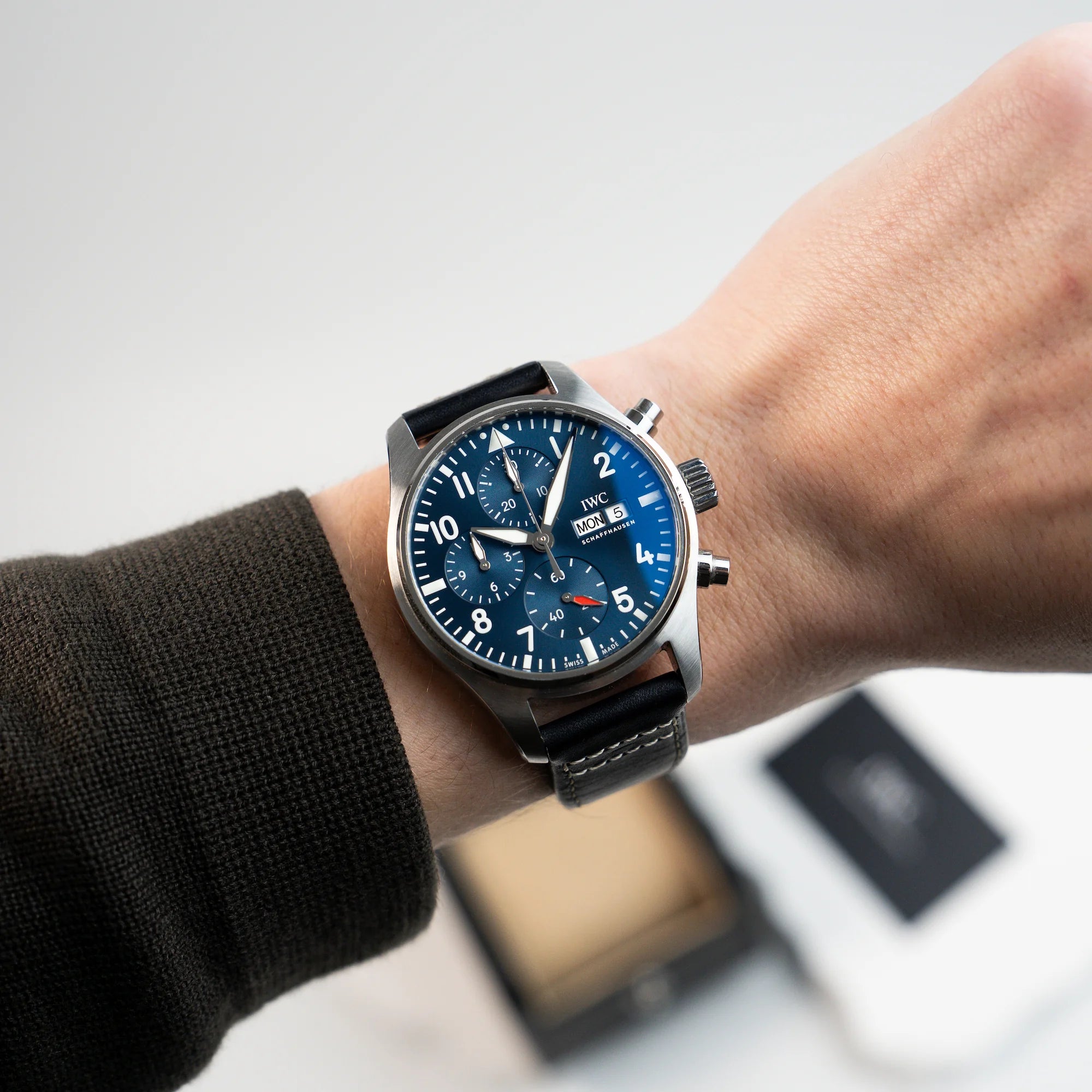 Wristshot am Handgelenkt mit der IWC Schaffhausen Pilot Fliegeruhr Chronograph 41 mit blauem Zifferblatt mit der Referenz IW388101