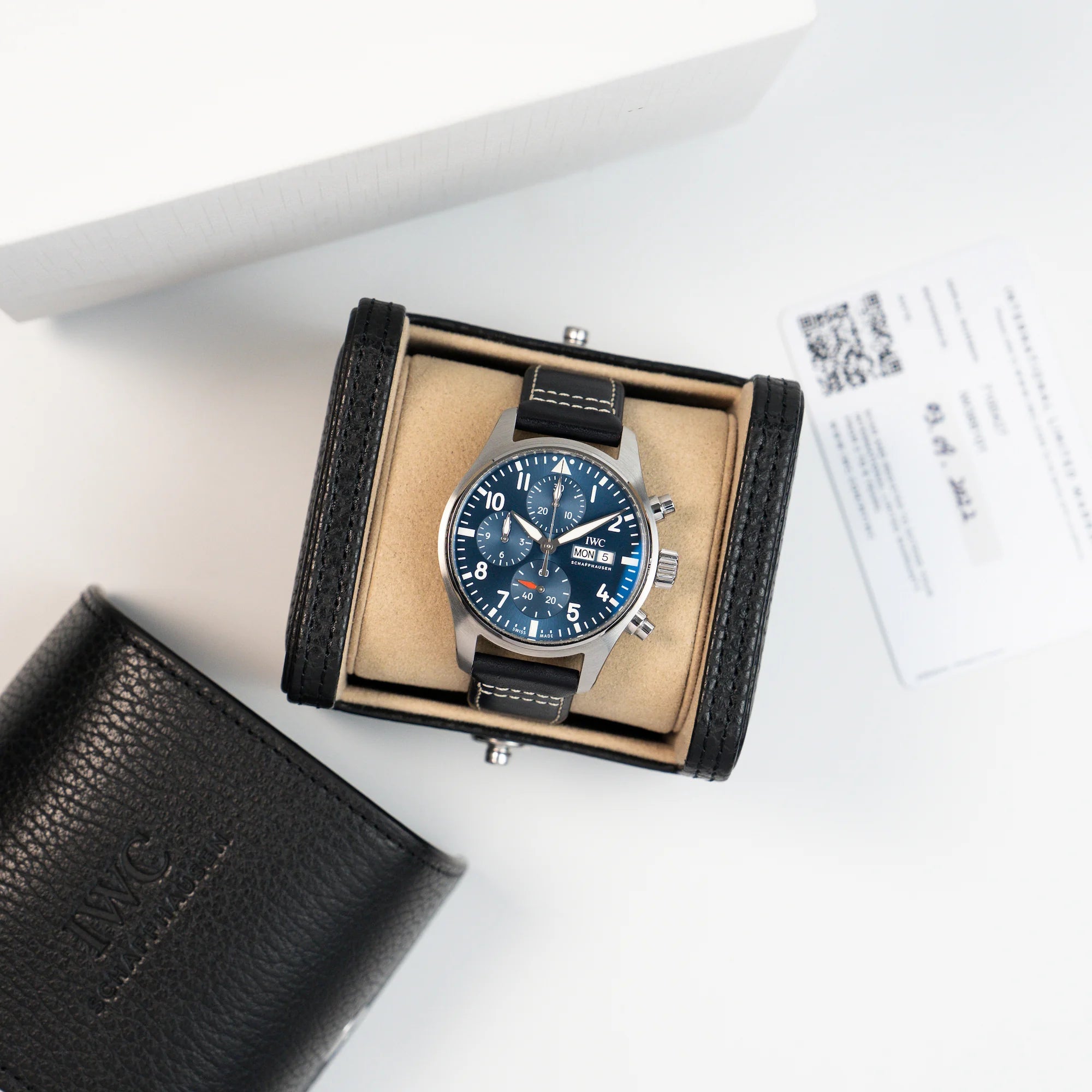 Nähere Ansicht der IWC Schaffhausen Pilot Fliegeruhr Chronograph 41 mit blauem Zifferblatt mit der Referenz IW388101 in der dazugehörigen Box mit der originalen Garantiekarte