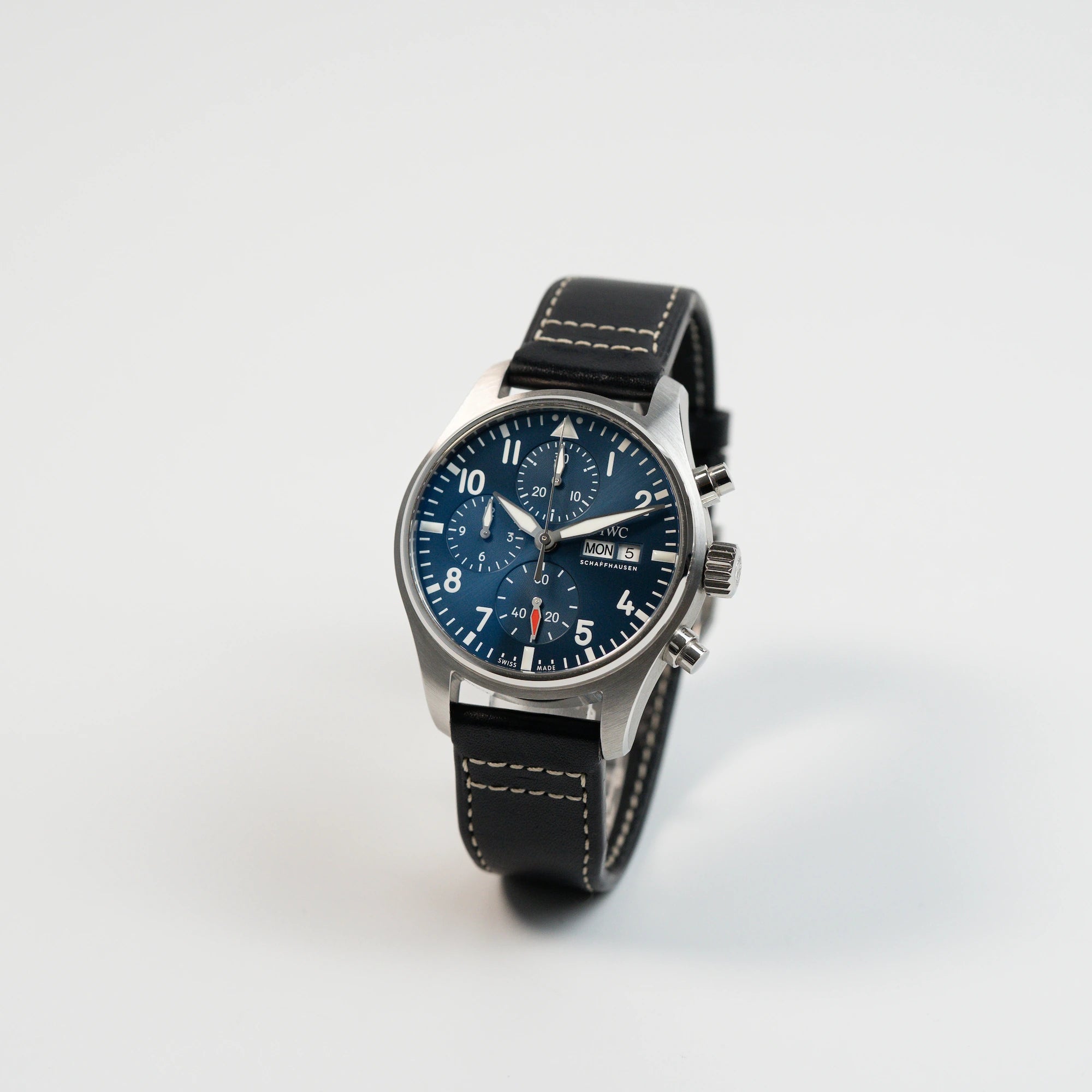 Leicht schräge Ansicht der IWC Schaffhausen Pilot Fliegeruhr Chronograph 41 mit blauem Zifferblatt mit der Referenz IW388101