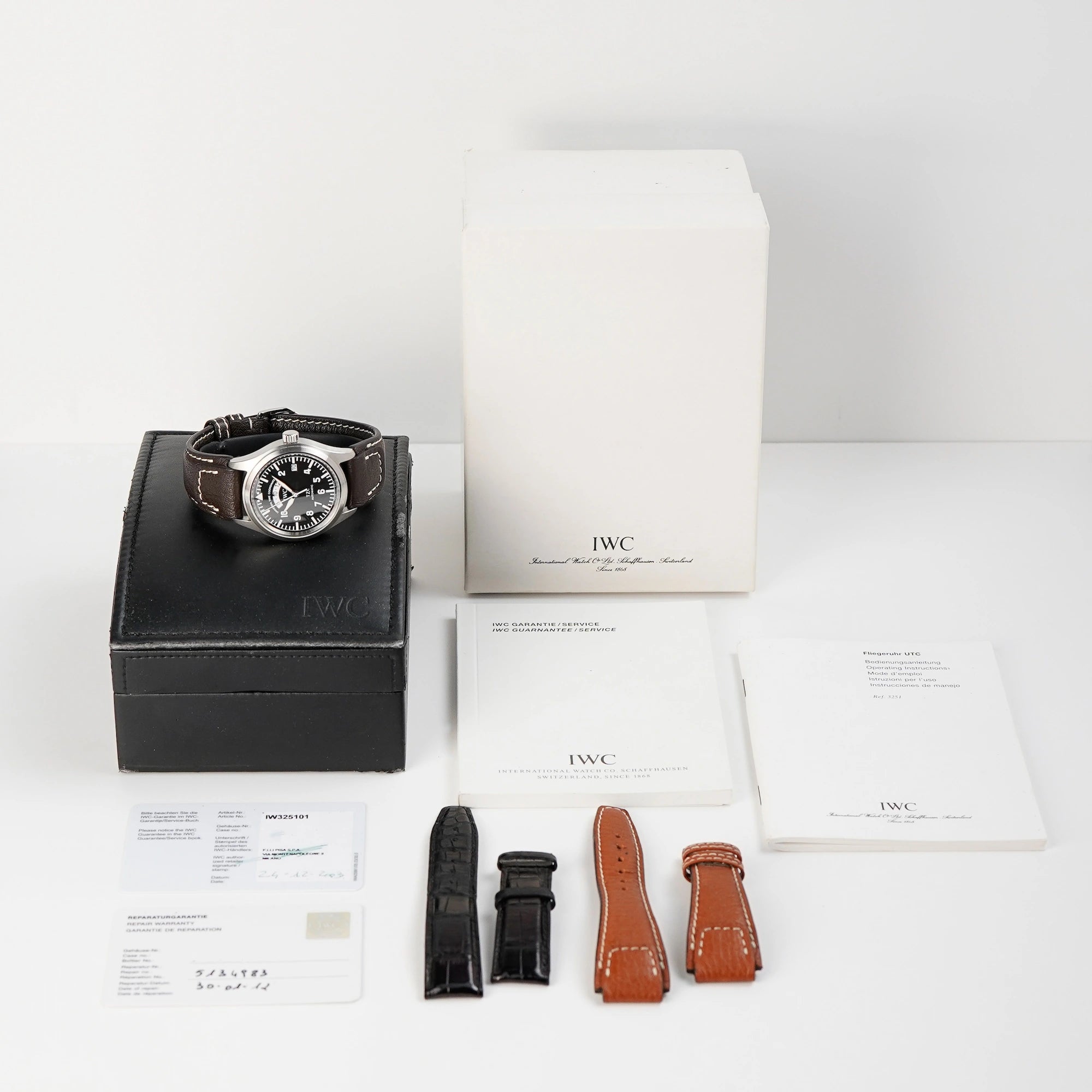 Lieferumfang der IWC Schaffhausen Pilot Fliegeruhr UTC Spitfire mit der Referenz IW3251 am braunem Lederband mit Box, Papieren und zwei weiteren Lederbändern