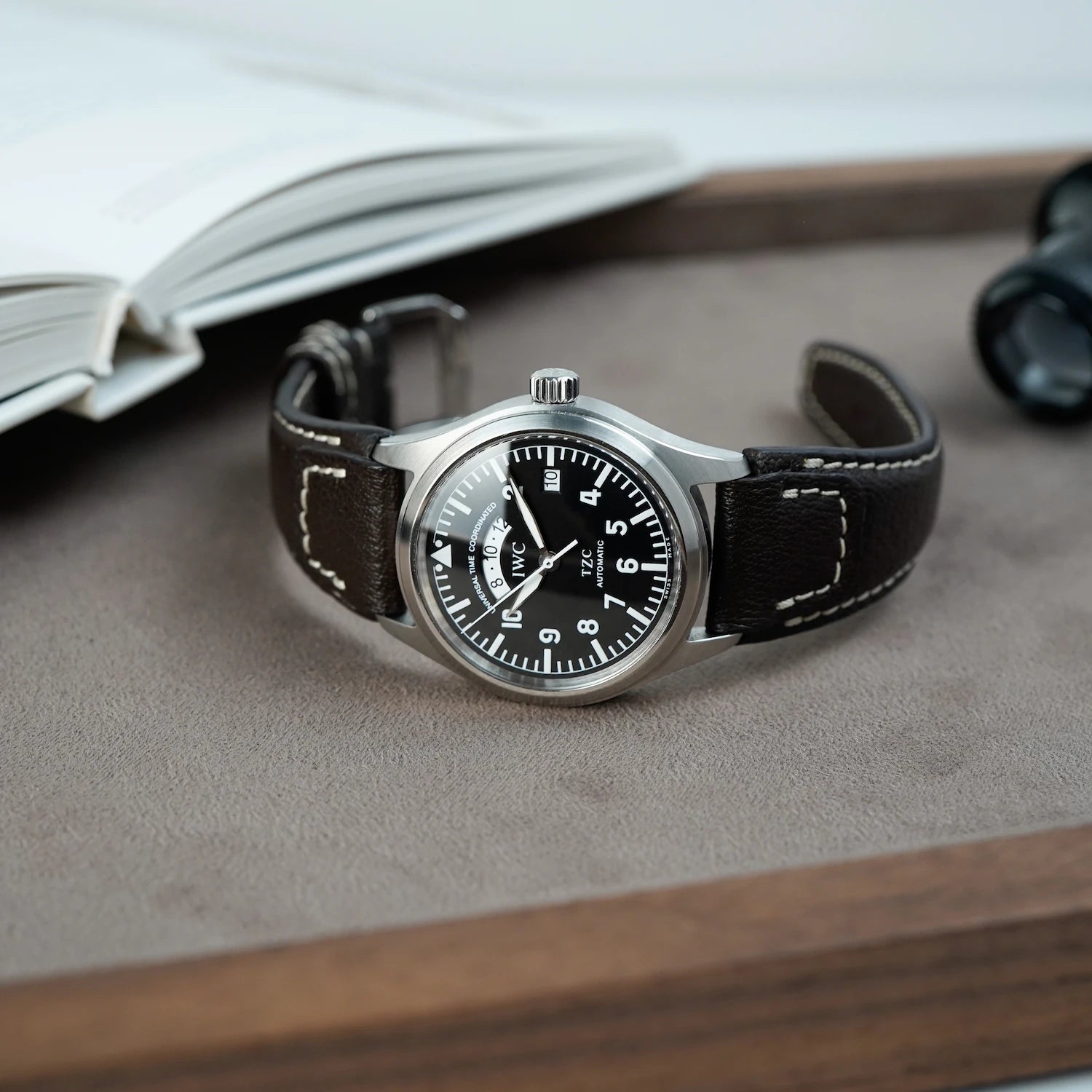 IWC Schaffhausen Fliegeruhr Pilot UTC Spitfire mit schwarzem Zifferblatt und braunem Lederband