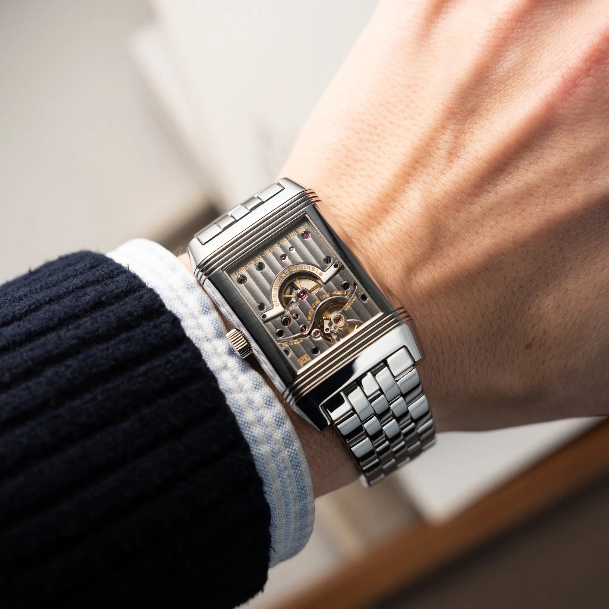 Wristshot mit der Jaeger LeCoultre Reverso Grand Date Armbanduhr, während die Seite mit dem Uhrwerk nach oben zeigt