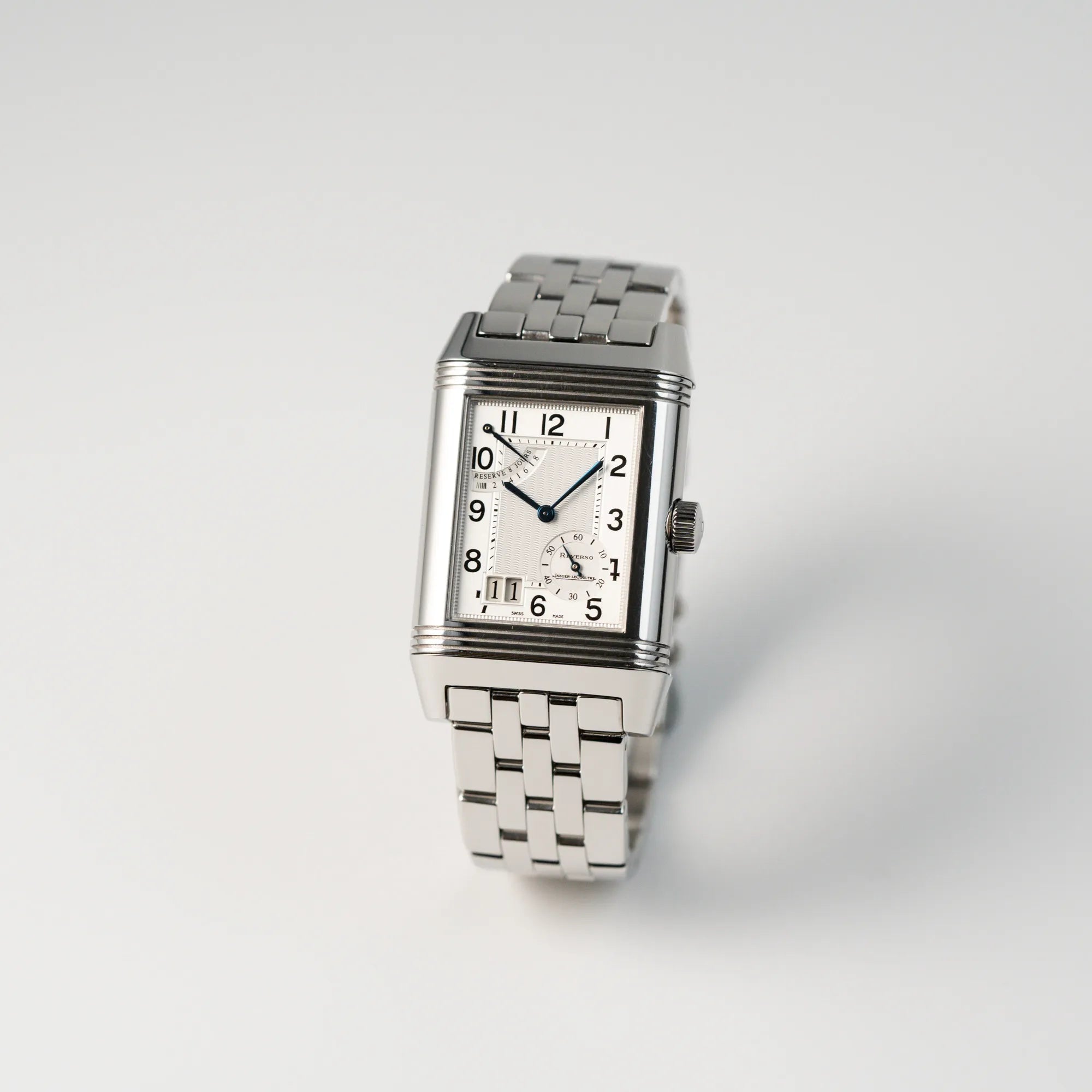 Leicht schräge Ansicht der Jaeger LeCoultre Reverso Grand Date Armbanduhr