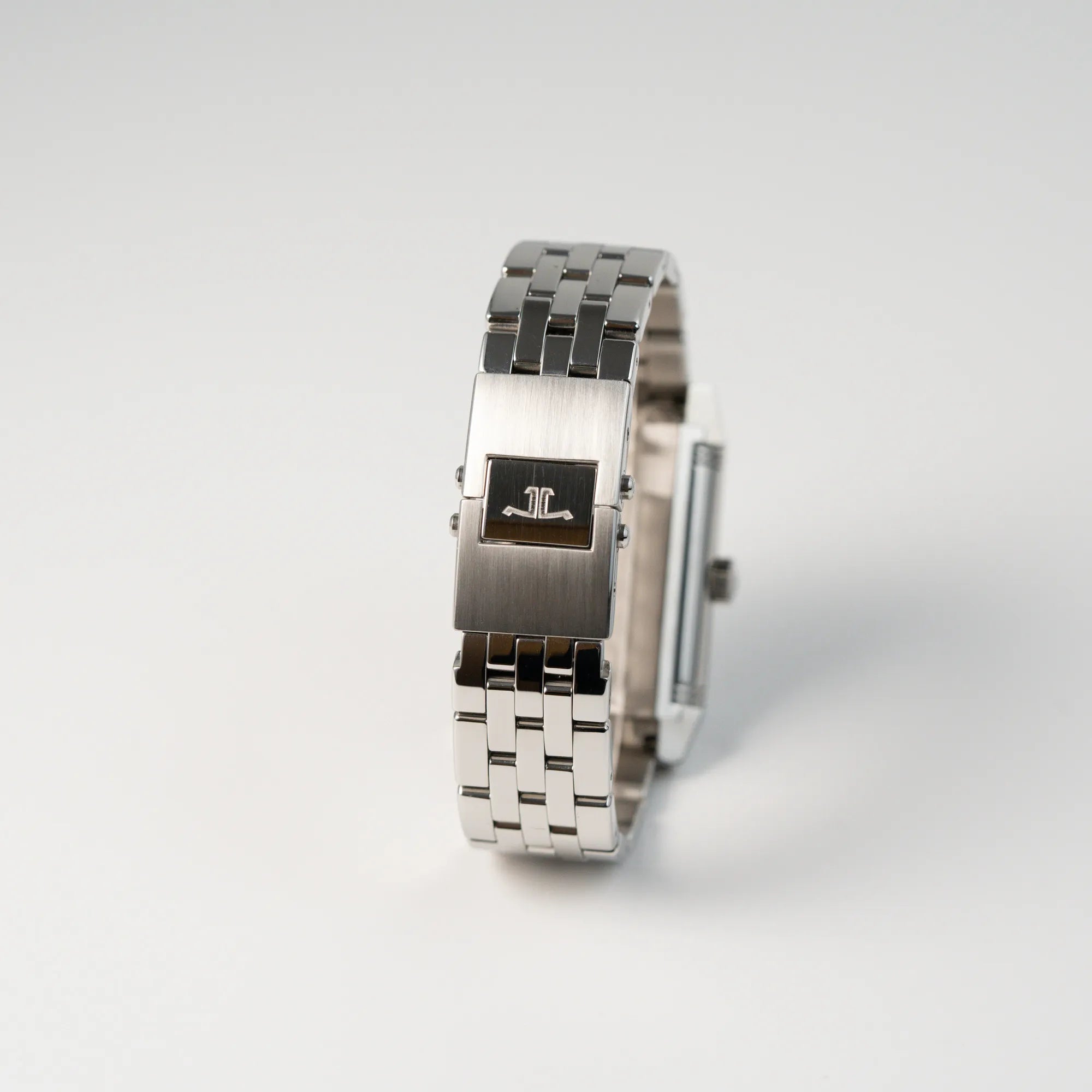 Rückseite der der Jaeger LeCoultre Reverso Grand Date Armbanduhr mit Blick auf dasEdelstahlband