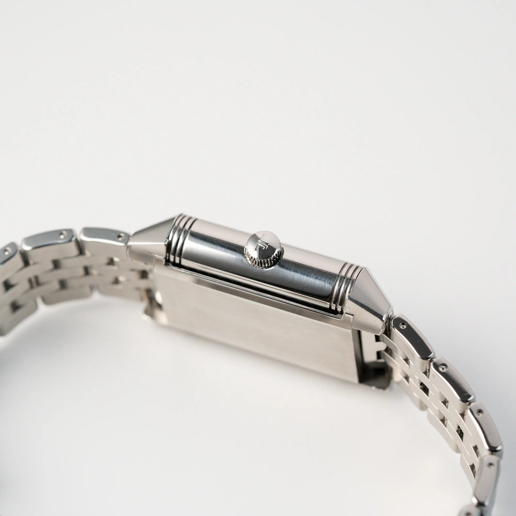 Seitliches Gehäuse der Jaeger LeCoultre Reverso Grand Date Armbanduhr mit Blick auf die Aufzugskrone