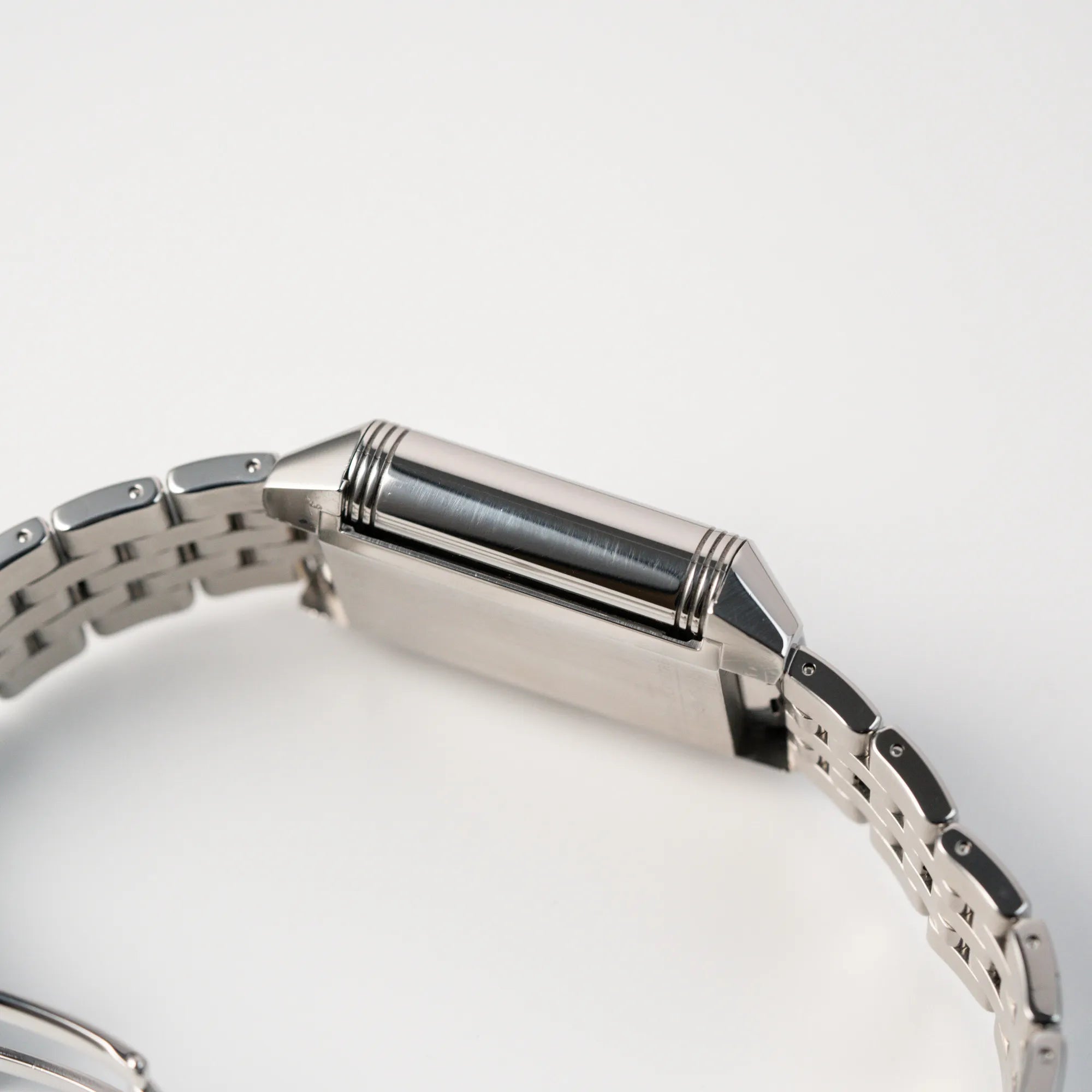 Seitliches Gehäuse der Jaeger LeCoultre Reverso Grand Date Armbanduhr