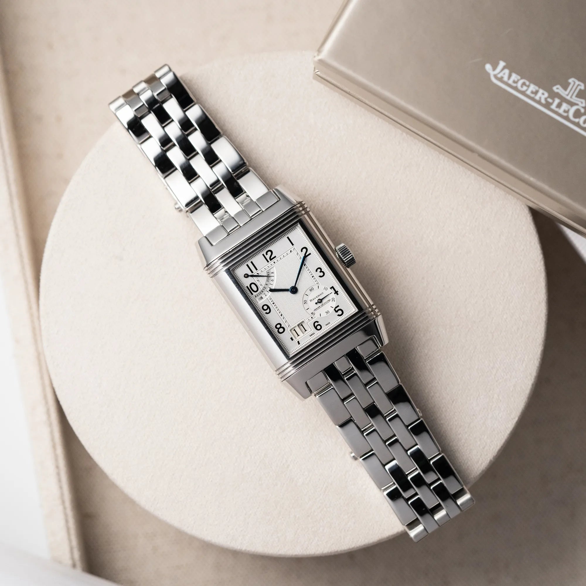 Produktfotografie der der Jaeger LeCoultre Reverso Grand Date Armbanduhr am Edelstahlband