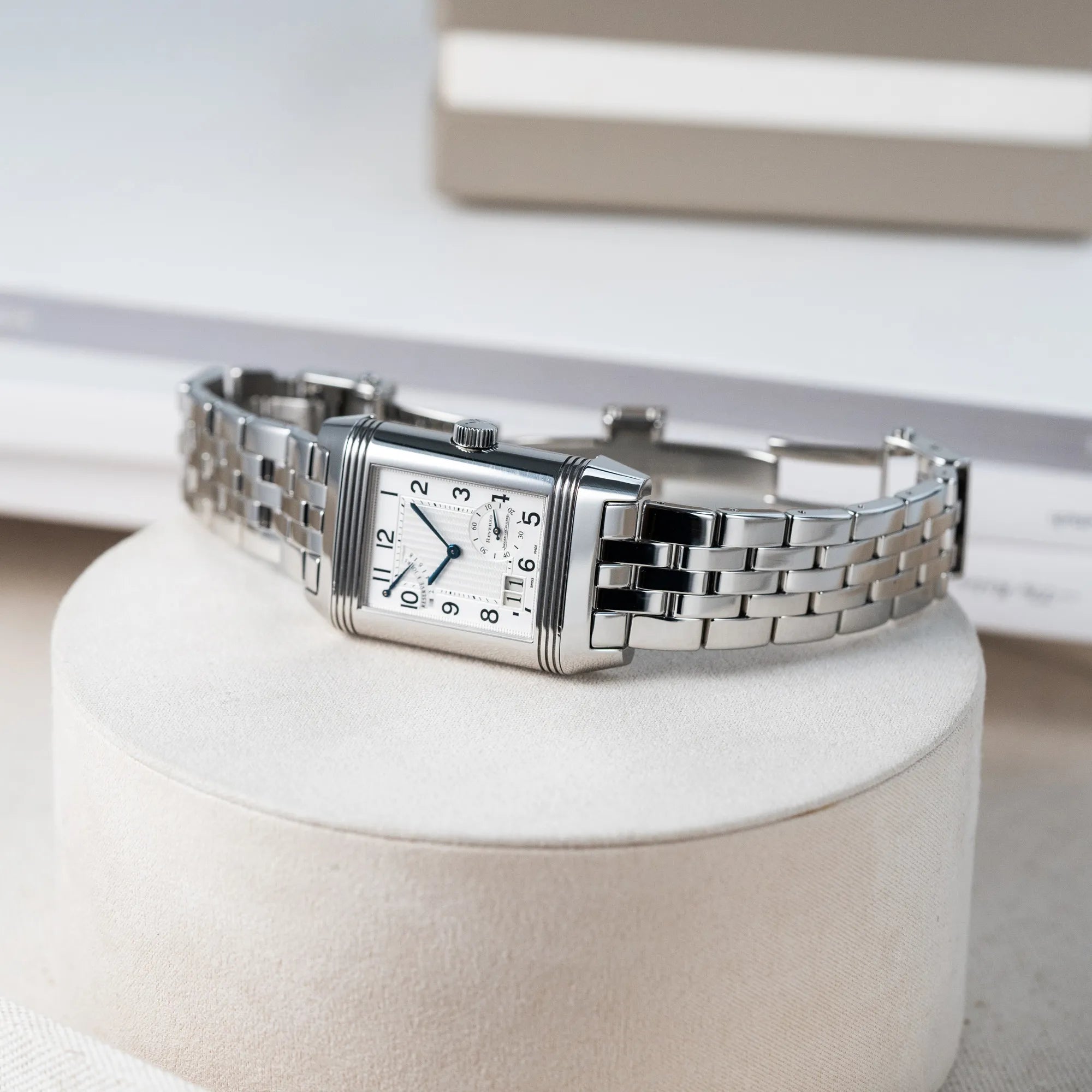 Produktfotografie der seitlich liegenden Jaeger LeCoultre Reverso Grand Date Armbanduhr