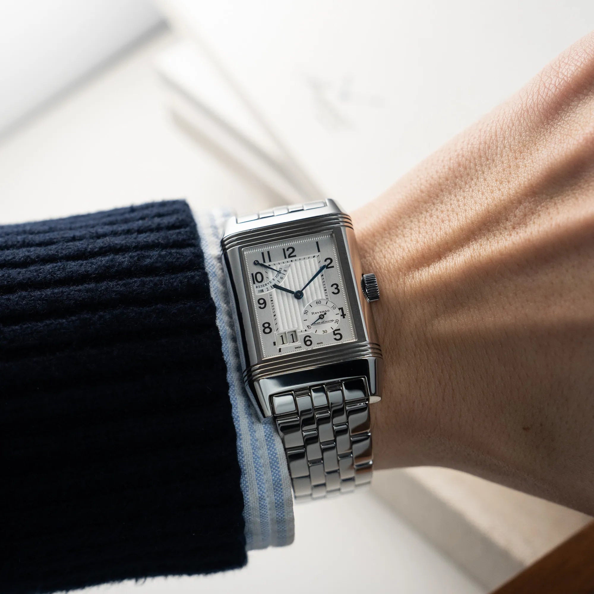 wristshot mit der der Jaeger LeCoultre Reverso Grand Date Armbanduhr am Stahlband